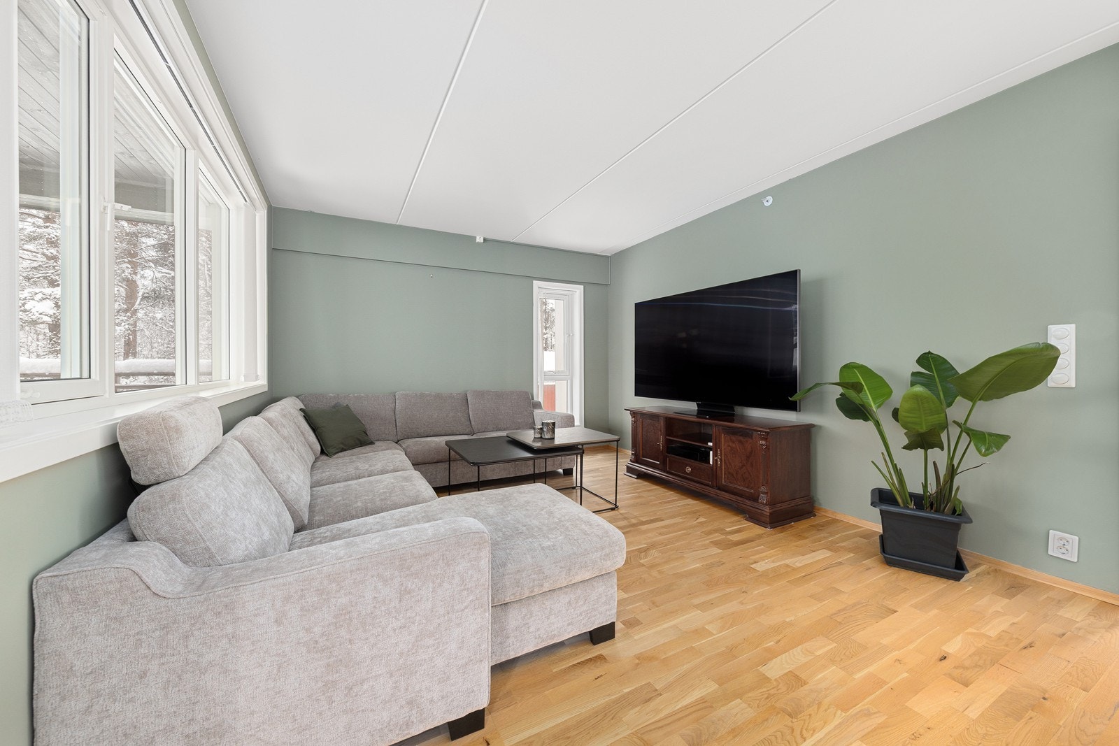 Fra stuen er det utgang til en terrasse på hele. 19 m² med plass til en hyggelig sittegruppe. Galleribilde