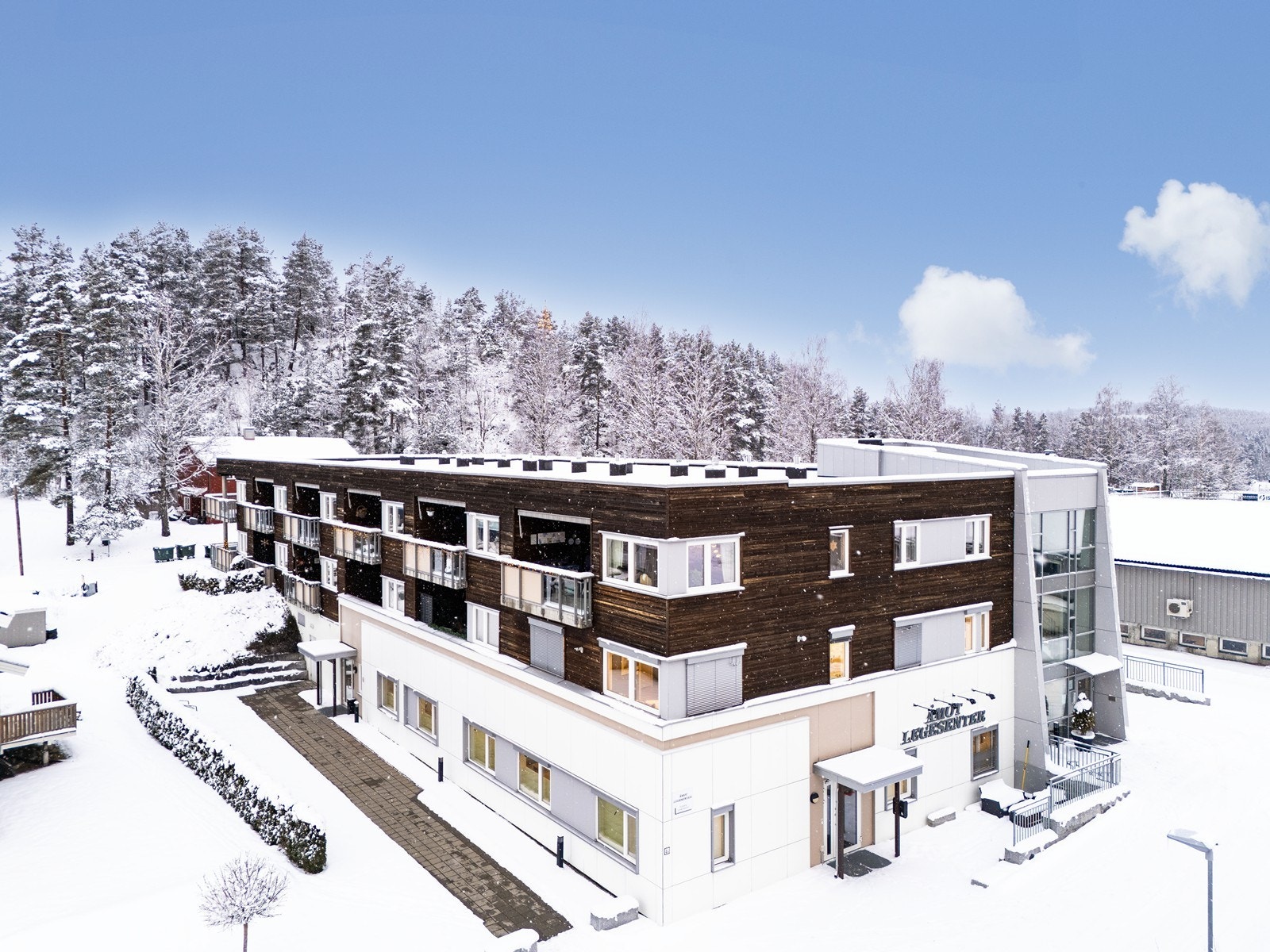 Leiligheten har en sentral beliggenhet med kun få minutters gange til Åmot sentrum med de fleste fasiliteter du trenger i en hektisk hverdag. Galleribilde