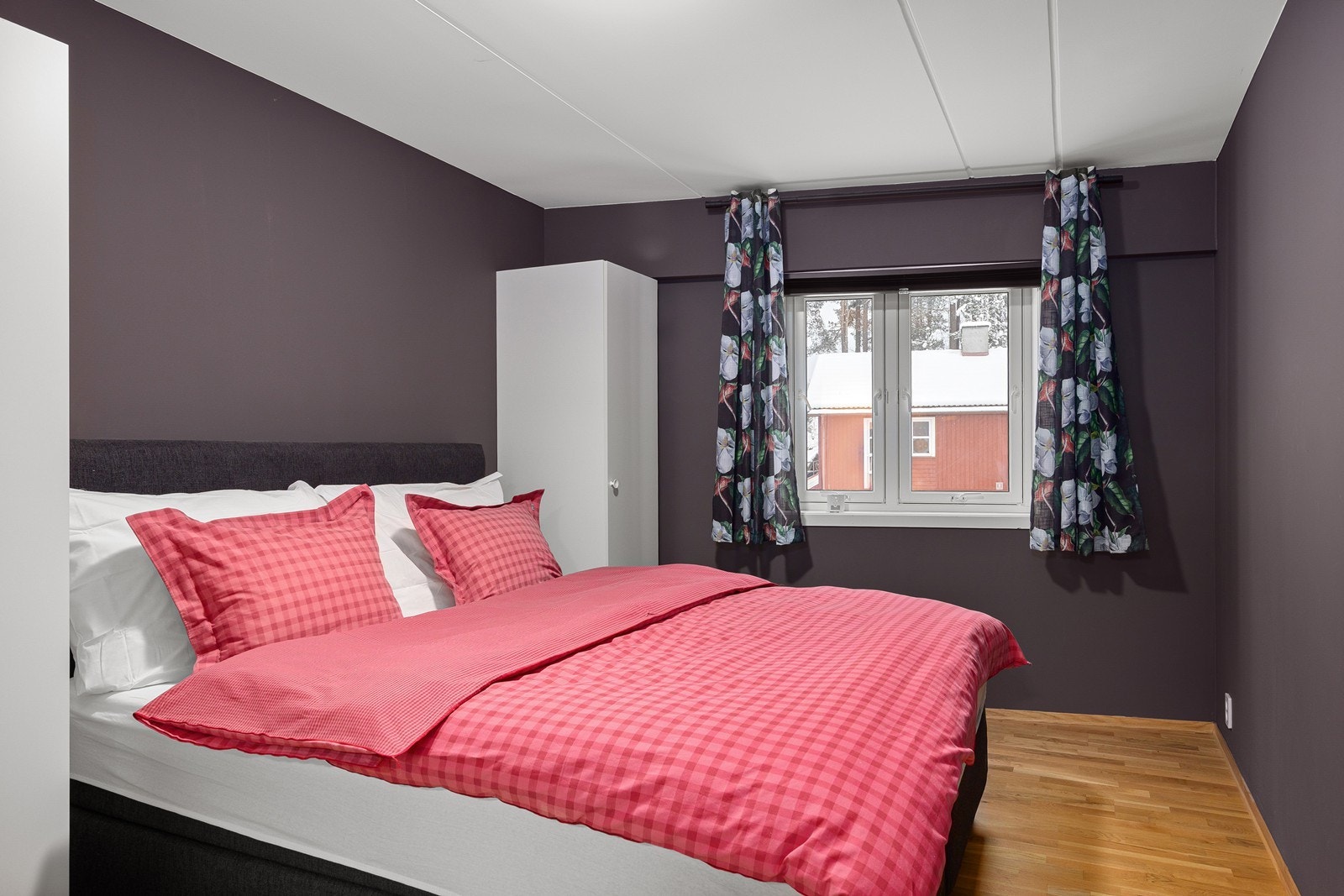 Hovedsoverommet er av god størrelse og er innredet med dobbeltseng med tilhørende nattbord og garderobeskap. Galleribilde