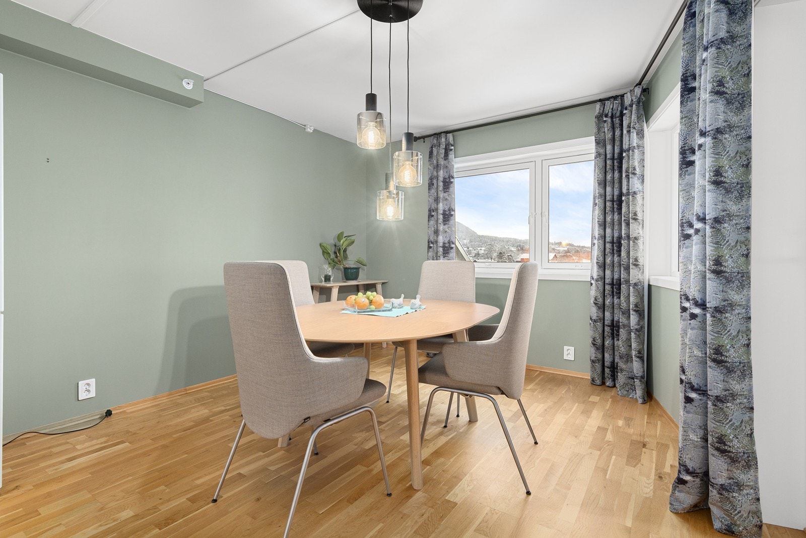 Det er god plass til både sofa- og spisegruppe, og den åpne løsningen skaper et sosialt allrom hvor familie og venner kan samles. Galleribilde