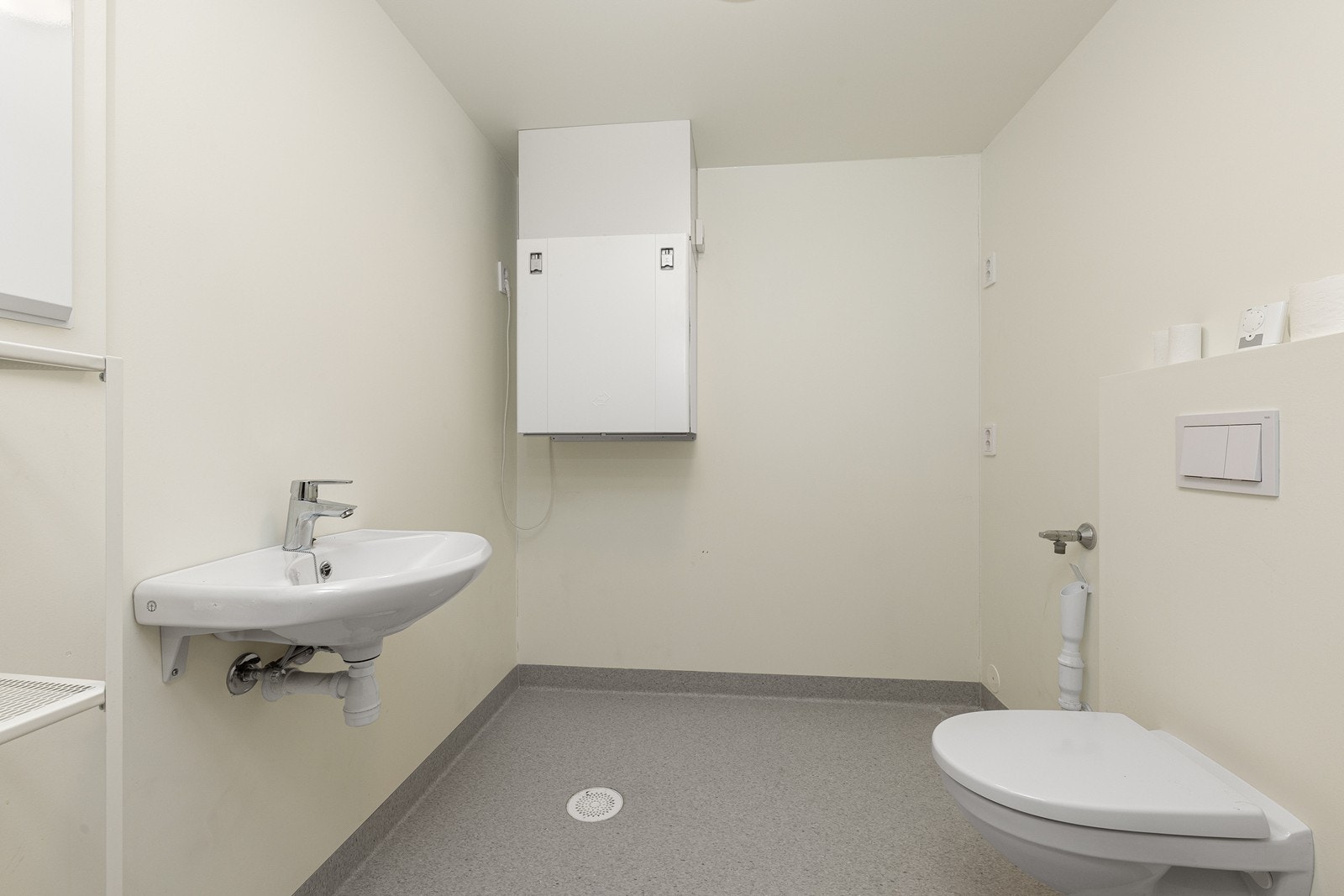 Leiligheten har i tillegg et separat vaskerom/toalettrom med malte plater på veggene, malt tak og vinylbelegg på gulvet, samt vannbåren gulvvarme. Rommet har servant, veggmontert toalett opplegg for vaskemaskin, og er praktisk for tørking av klær. Galleribilde