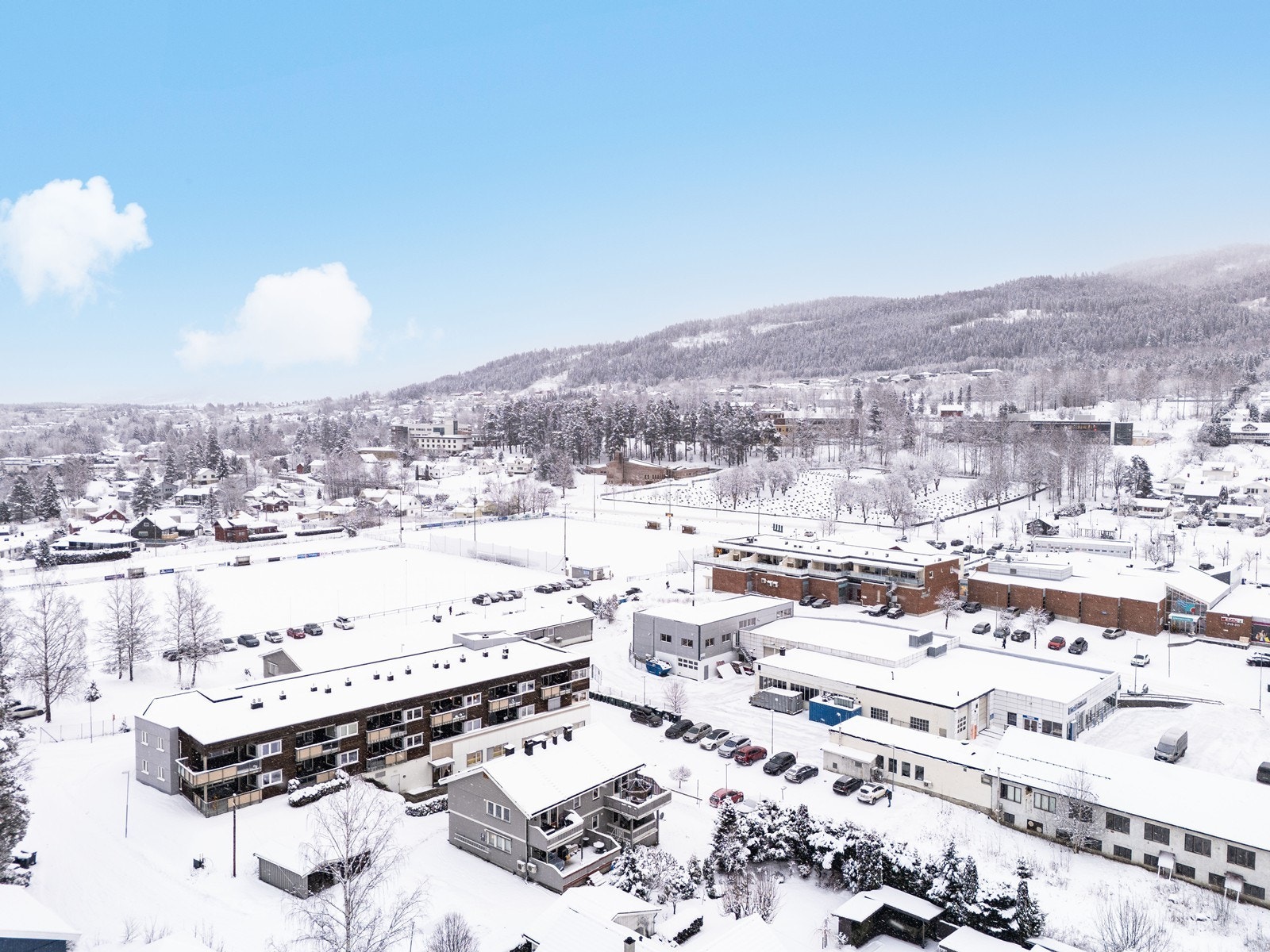 Det er kun 3 minutters gange til både Spar og Kiwi, samt resten av sentrumsdelen i Åmot som byr på et variert utvalg av servicetilbud. Galleribilde