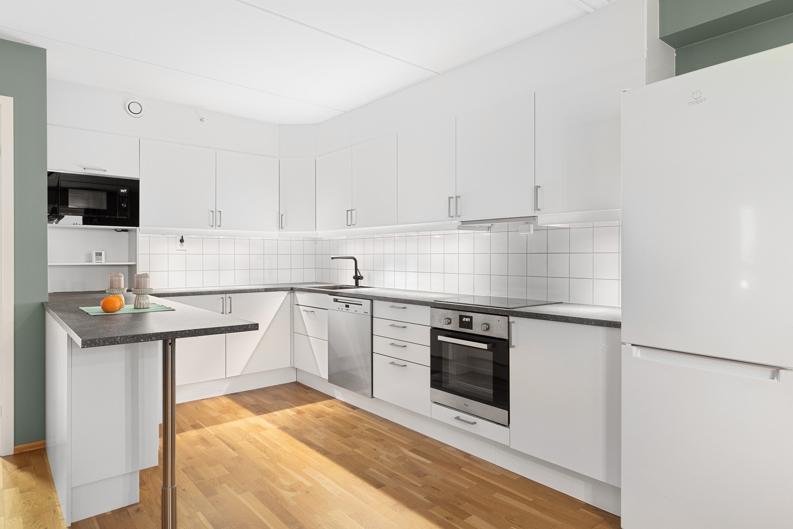 Det er opplegg for oppvaskmaskin og kjøleskap, og kjøkkenet er utstyrt med integrert induksjonstopp og stekeovn. Galleribilde