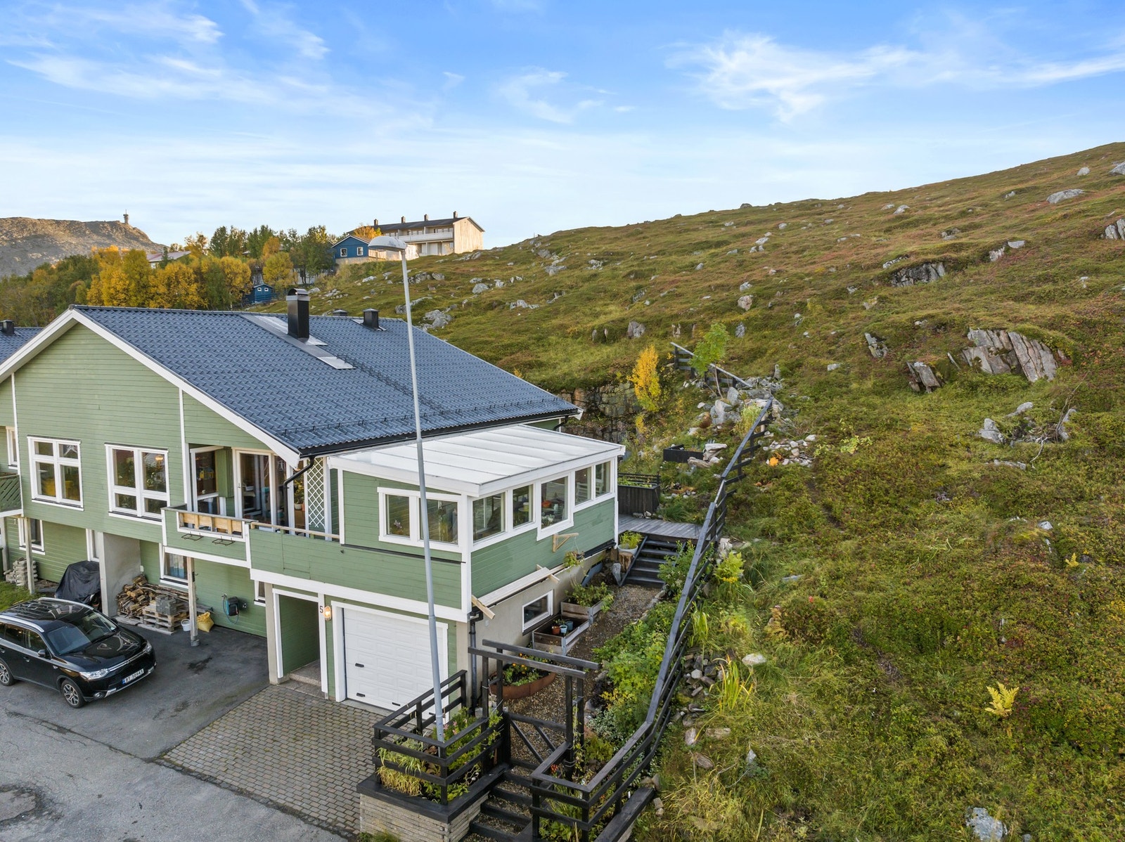 Her får du en fin bolig med 2 stk garasjer og en flott hagestue Galleribilde