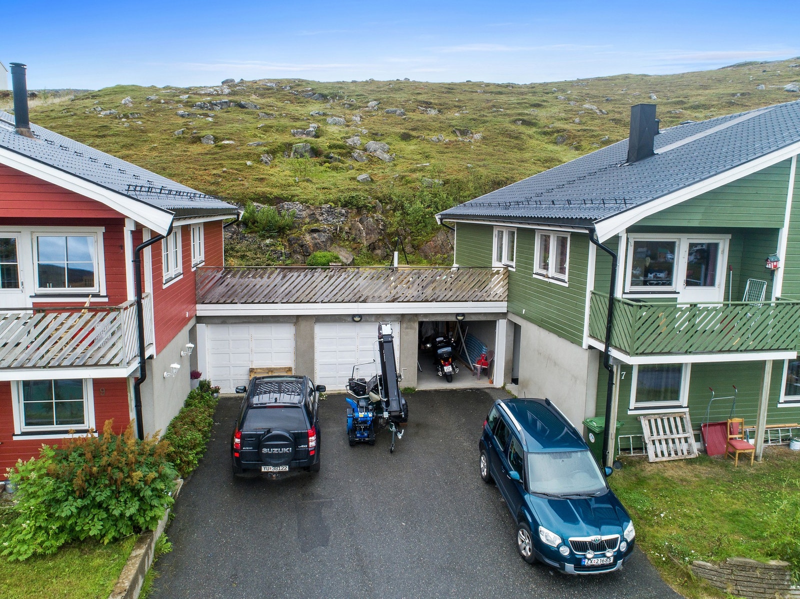 Boligens andre garasje ligger i midten av disse tre garasjene Galleribilde