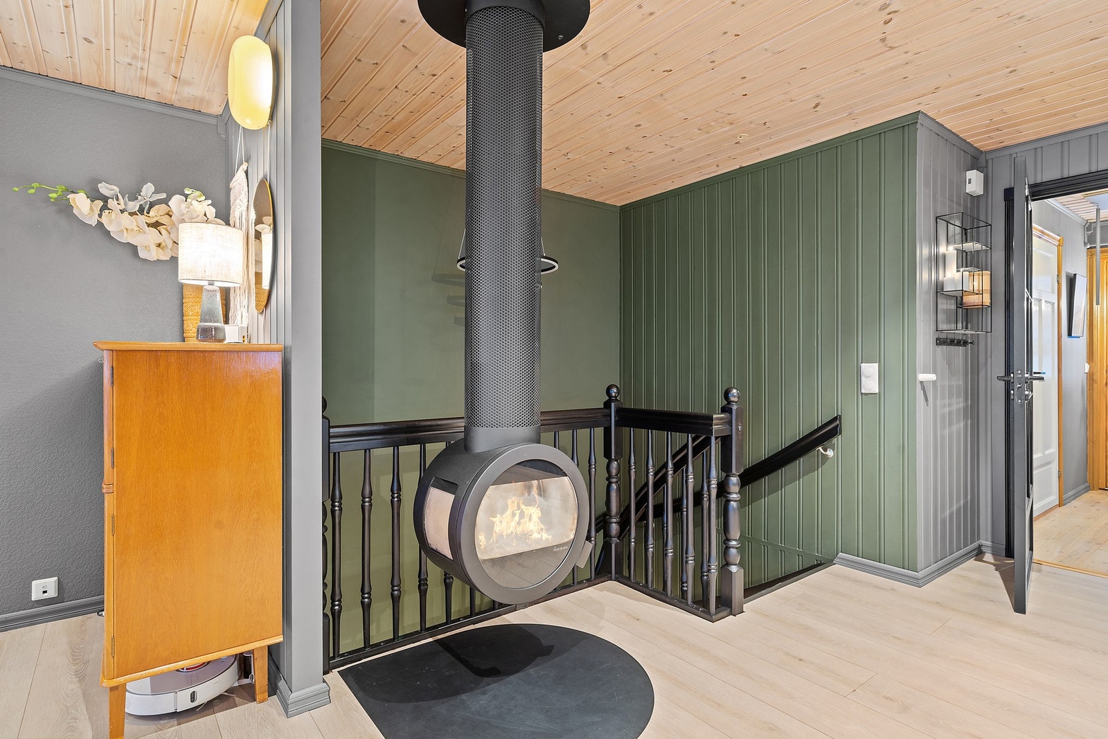 Boligen har en flott og moderne vedovn fra Nordpeis. Galleribilde