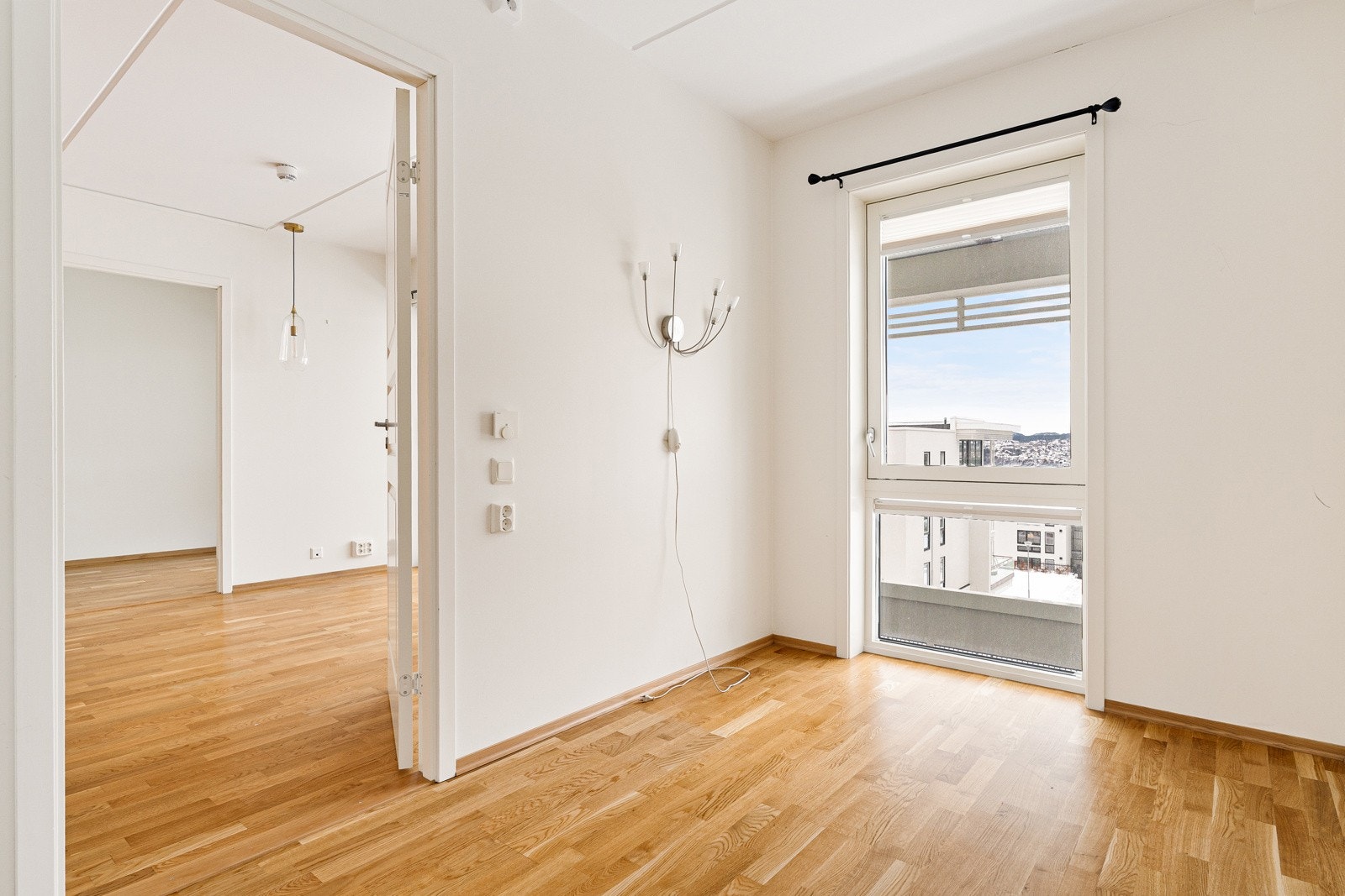 Rommene er av god størrelse og fremstår luftige og innbydende, med slette overflater og 3-stavs eikeparkett. Galleribilde