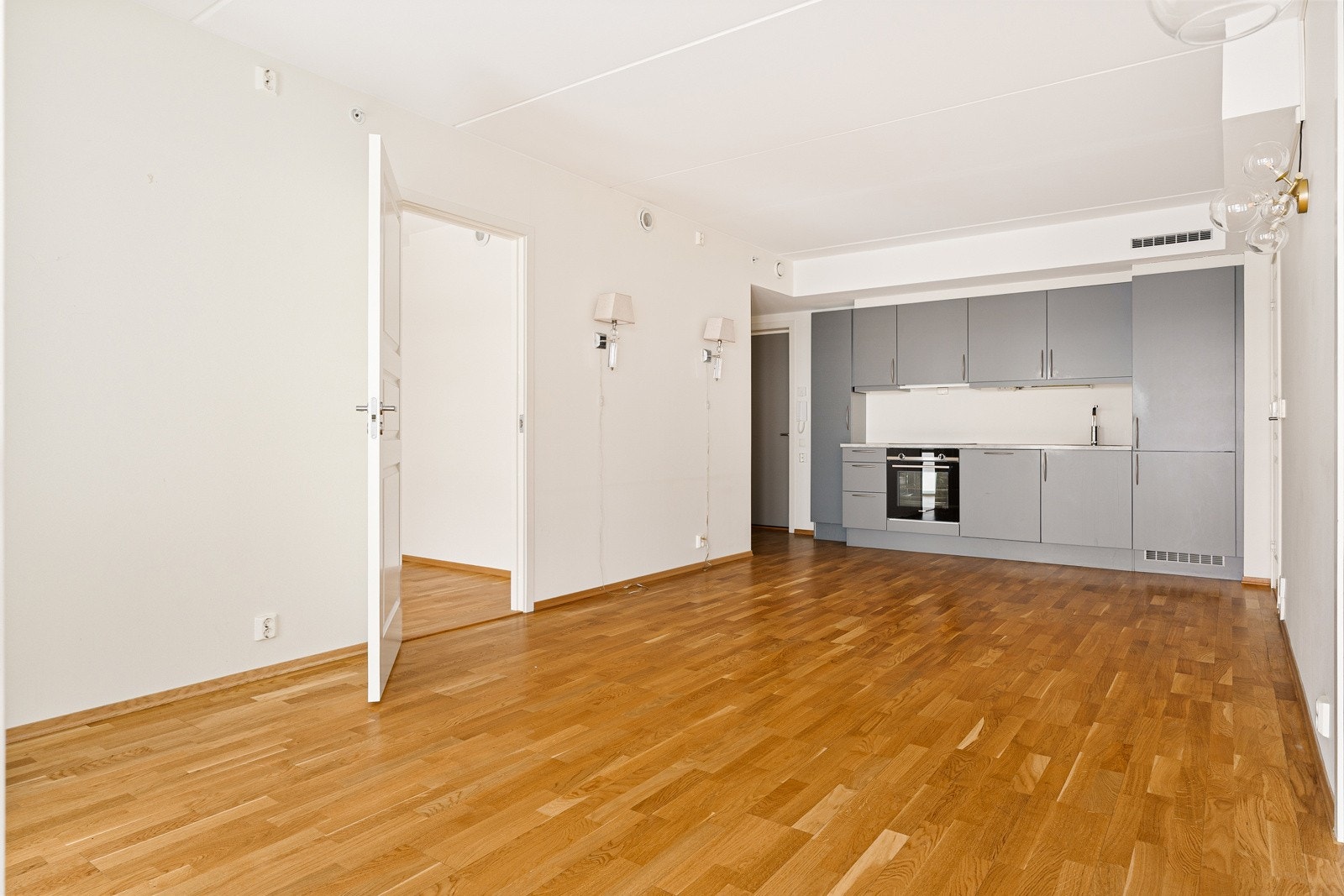 Oppholdsrommet i form av stue, kjøkken og entré måler 26 kvm. Galleribilde