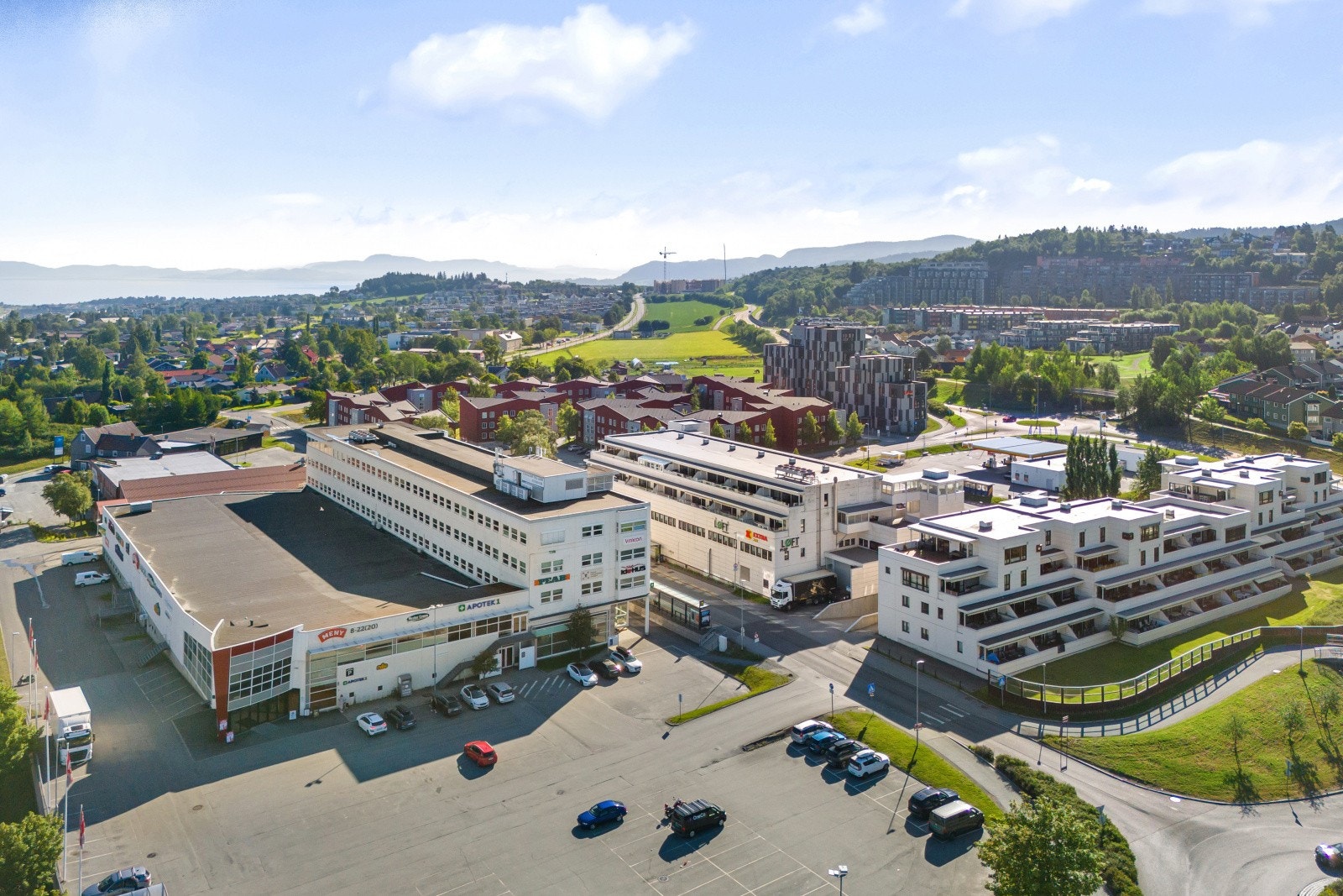 Ukeshandelen kan gjennomføres på Meny, Coop Extra eller Rema 1000, som alle ligger innen gangavstand fra leiligheten. Galleribilde