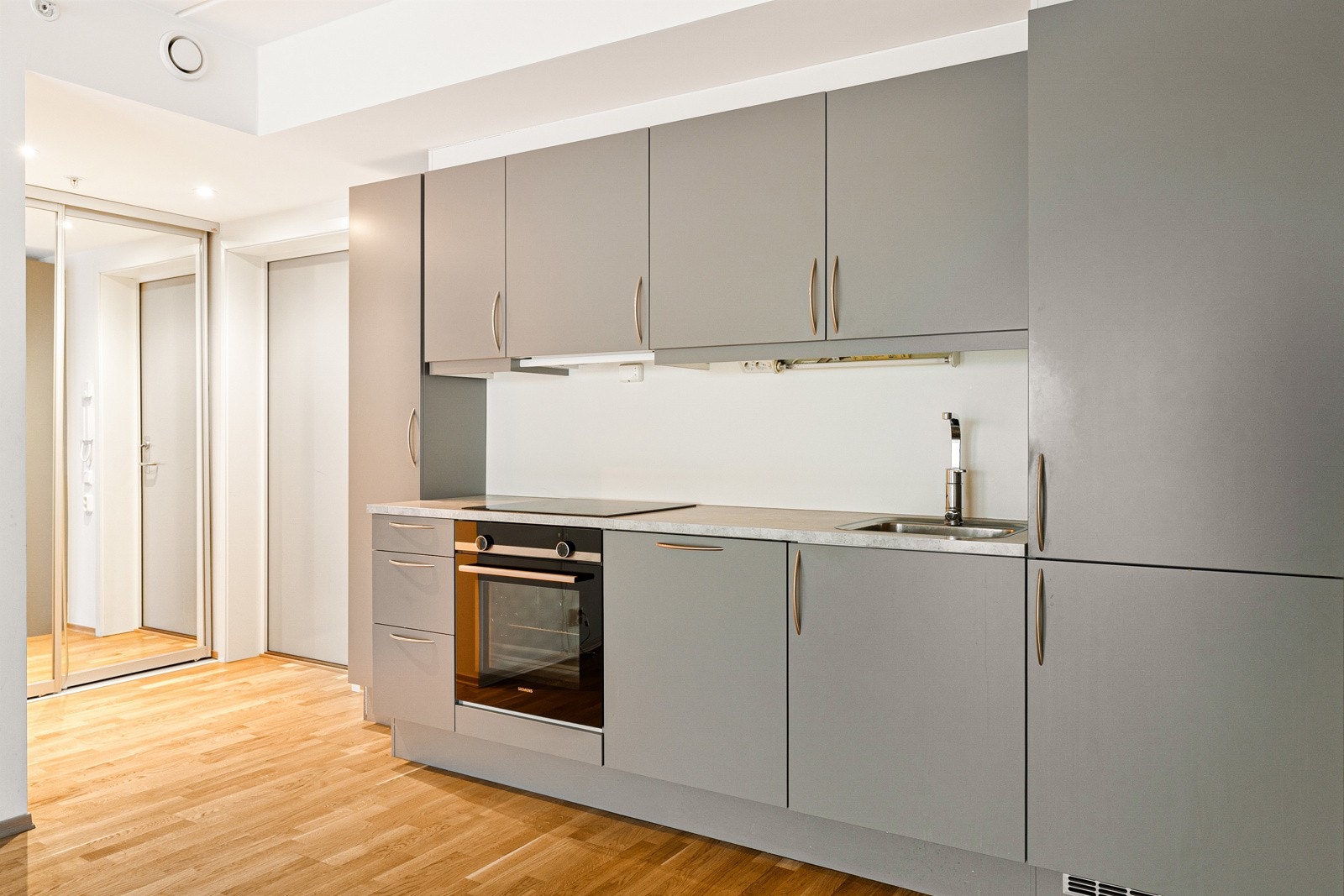 Leiligheten holder en gjennomgående høy standard og er perfekt for deg som ønsker en praktisk og lettstelt leilighet med alt på ett plan. Galleribilde