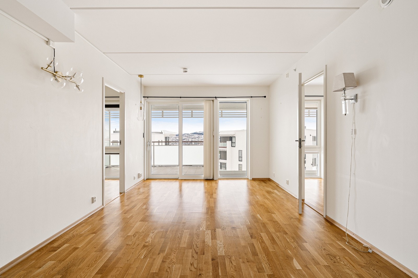 Rause vindusflater gir godt med lys til oppholdsrommet. Galleribilde