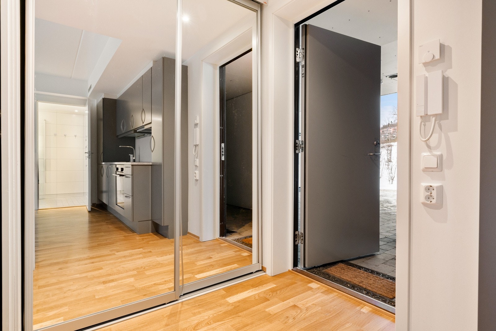 I entréen finner du en stor skyvedørsgarderobe - en stilren og praktisk løsning som gir rikelig med plass til yttertøy og sko, samtidig som den holder entréen ryddig og oversiktlig. Galleribilde