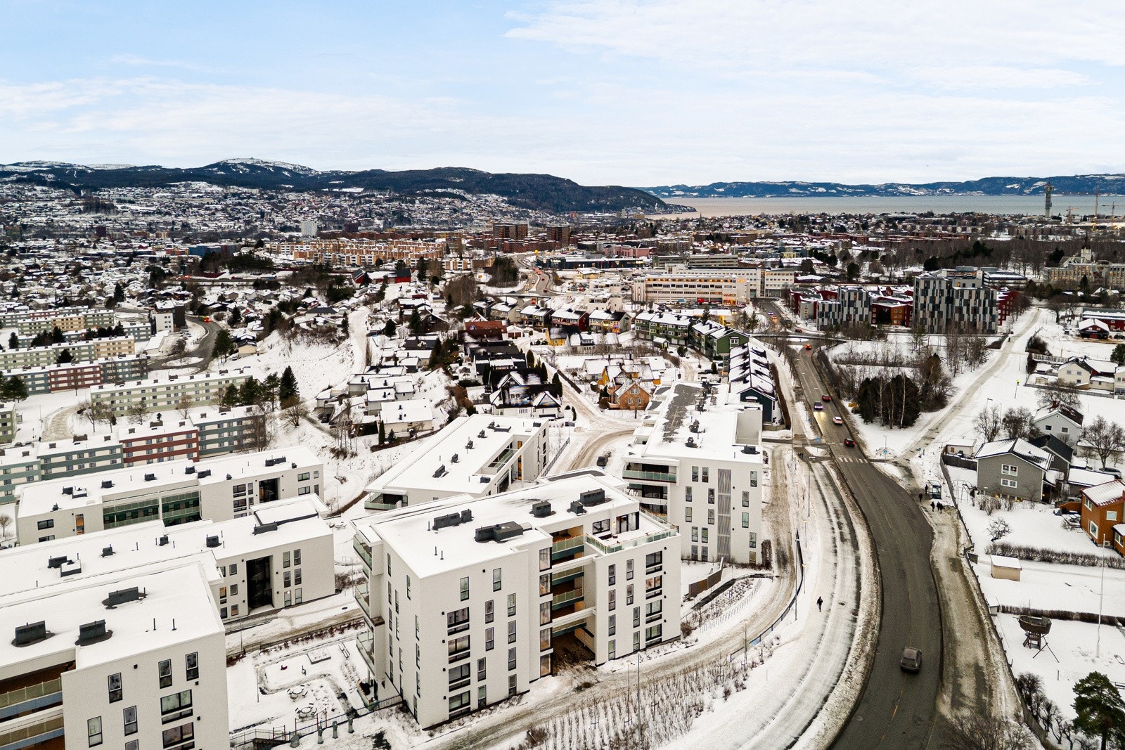 Fra Perspektiv Steinan kommer du deg raskt til og fra - om det er til marka, sentrum, studiesteder eller byens største arbeidsplasser. Her bor du ca. 15 minutter unna sentrum fra sykkelsetet, buss eller sparkesykkel. Galleribilde