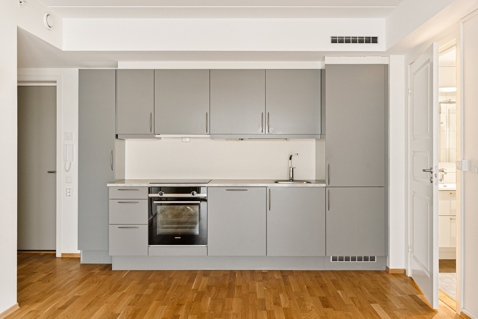 Kjøkkenet har en tidløs innredning fra HTH med integrerte hvitevarer, og tilbyr godt med oppbevaringsplass i både over- og underskap. Galleribilde