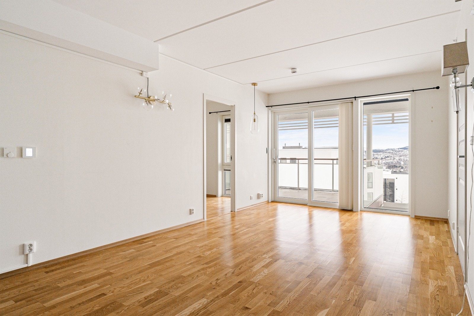 Leiligheten har behagelig gulvvarme via fjernvarme, noe som gjør at du slipper store radiatorer som tar opp veggplass. Galleribilde