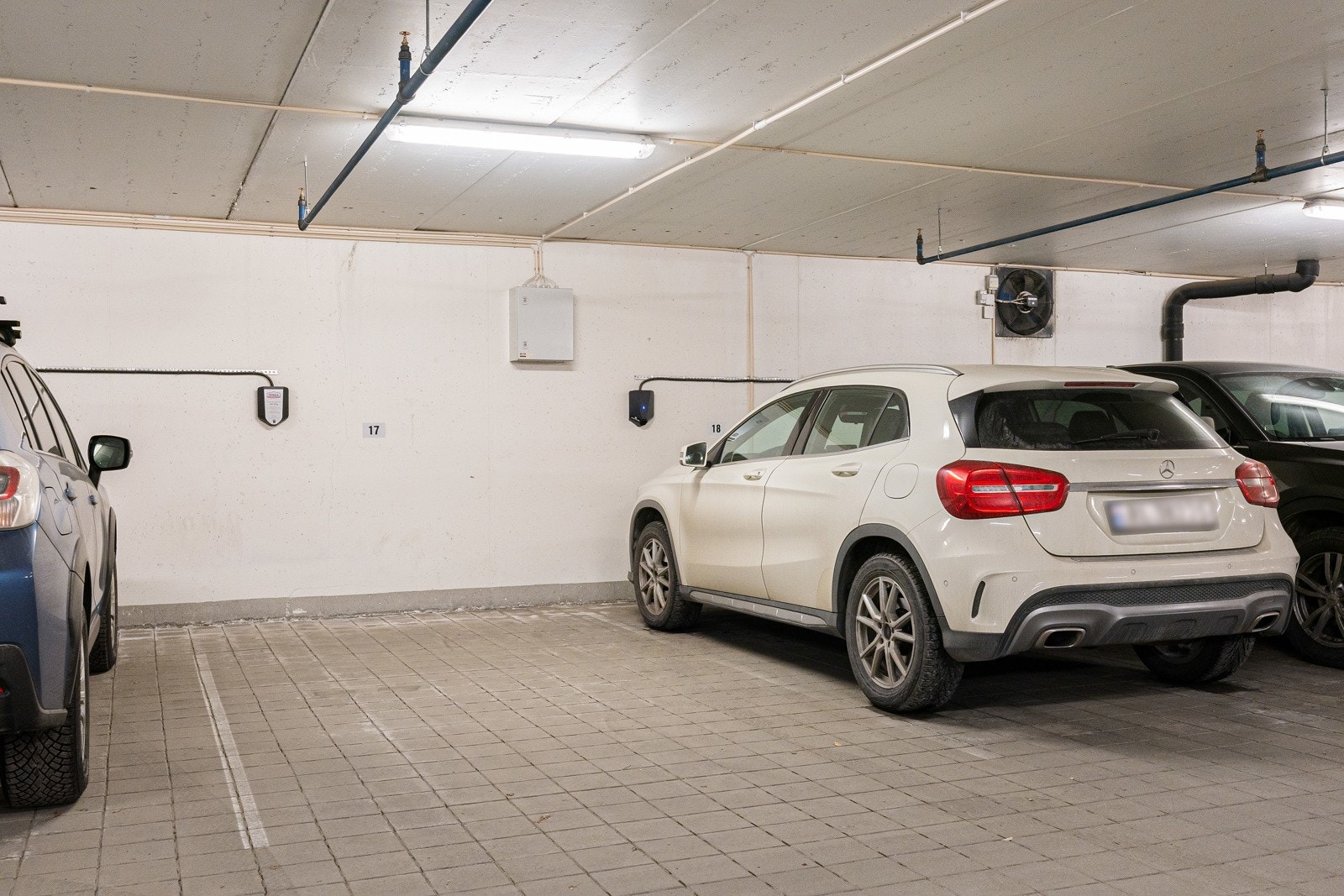 Det medfølger egen parkeringsplass i felles garasjeanlegg. Galleribilde