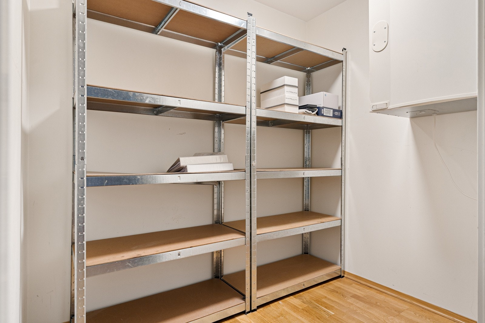 Fra entréen er det praktisk adkomst til en innvendig bod. I tillegg disponerer man en ekstra bod på 5 kvm i byggets kjeller. Galleribilde