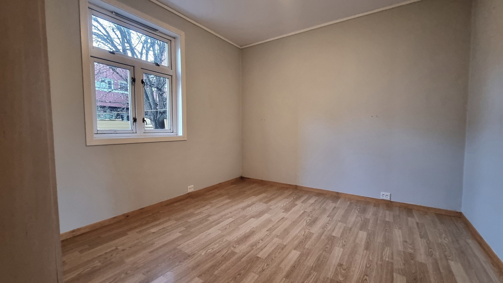 Soverom vendt mot rolig bakgård, innredet med garderobeskap Galleribilde