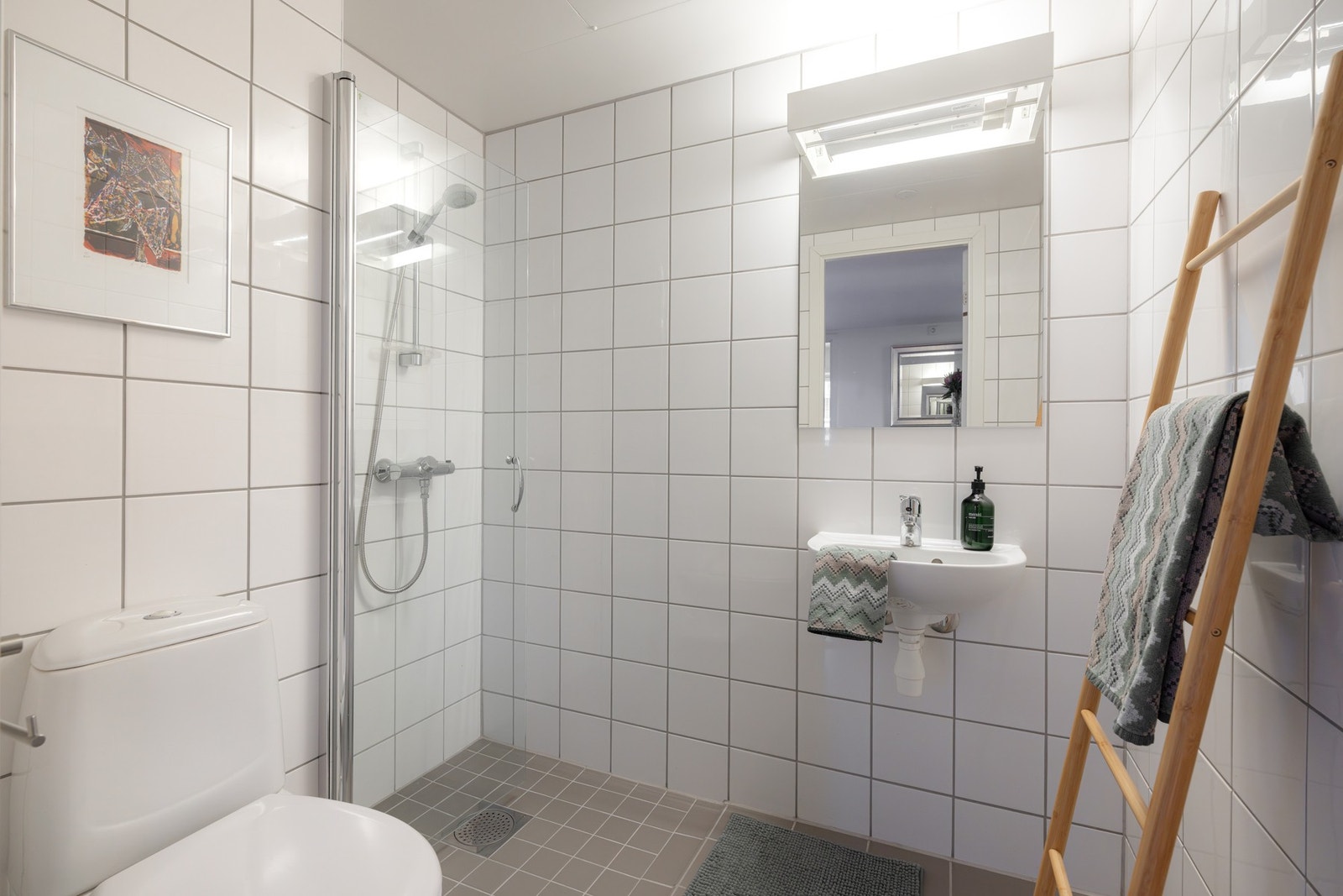 Baderom nr to har adkomst fra entréen og er lyst, flislagt med varme i gulv. Galleribilde