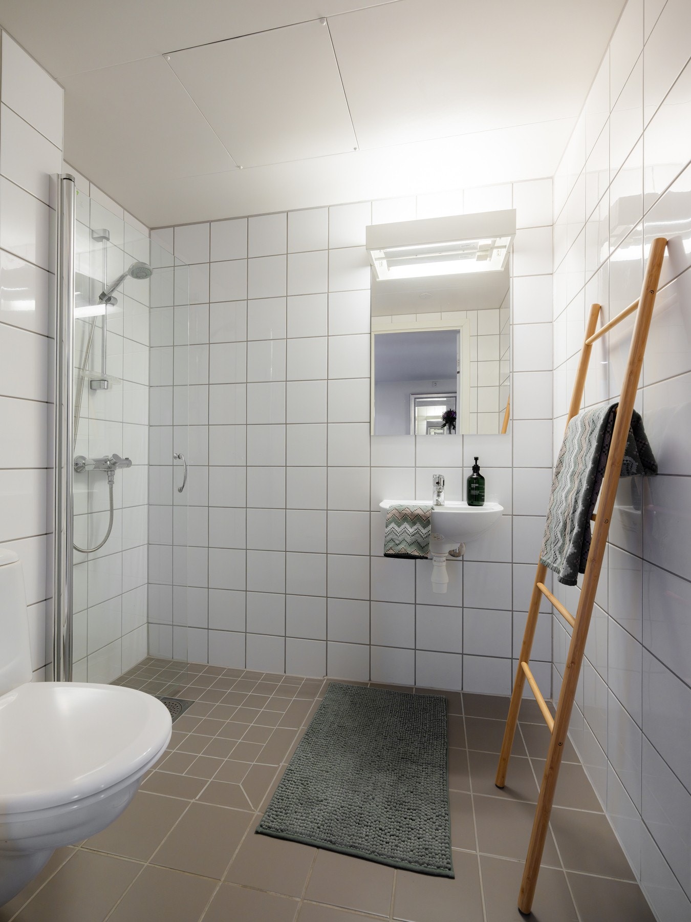 Innredningen består av servant, speil med belysning, vegghengt toalett og dusjhjørne. Galleribilde