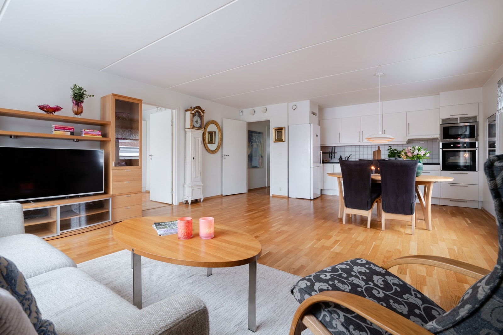 Boligens stue- og kjøkken er i en åpen løsning og gir med det et sosial allrom. Galleribilde