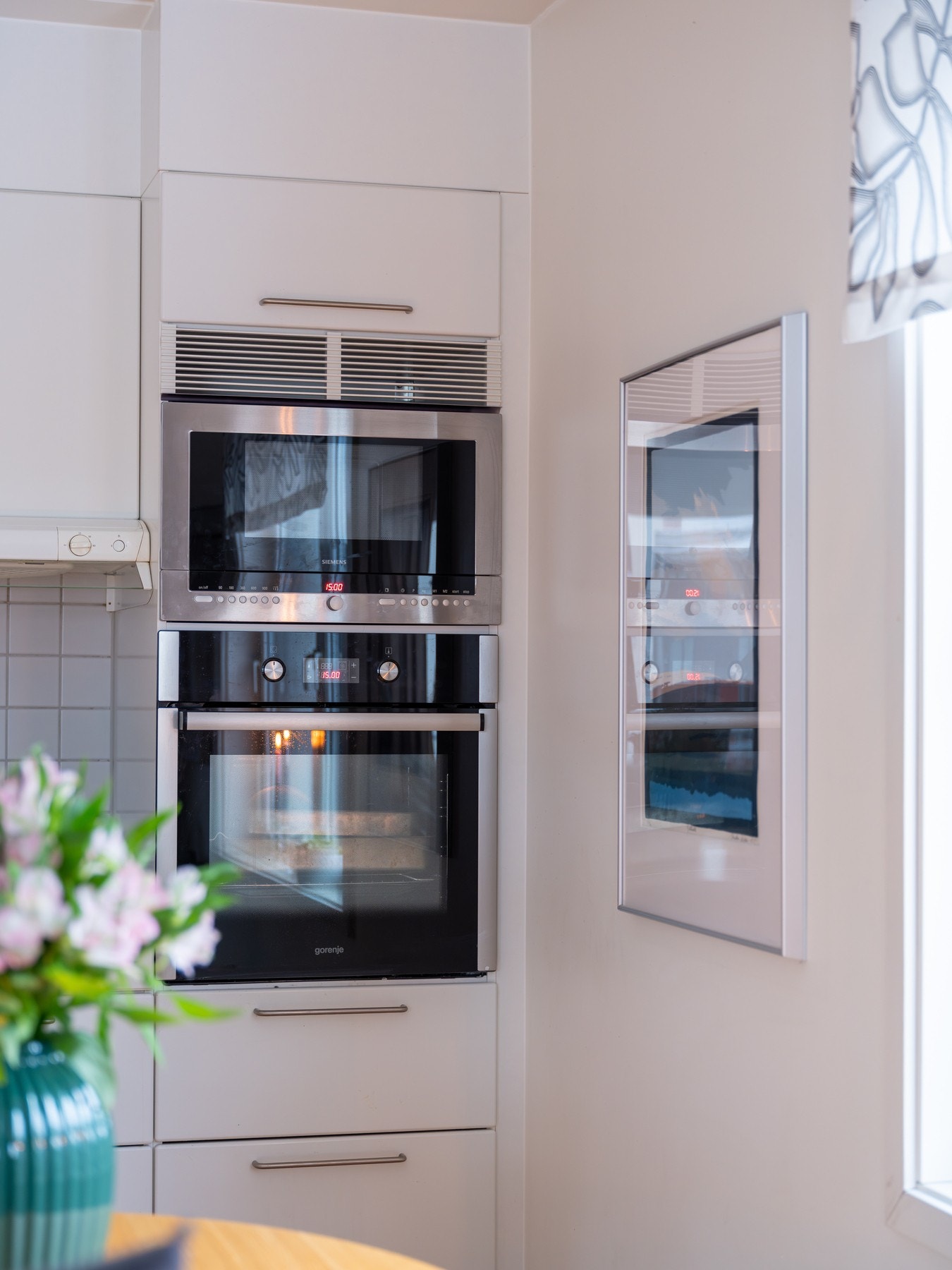 Av hvitevarer medfølger platetopp, komfyr, mikrobølgeovn, oppvaskmaskin og kjøleskap med fryser. Galleribilde