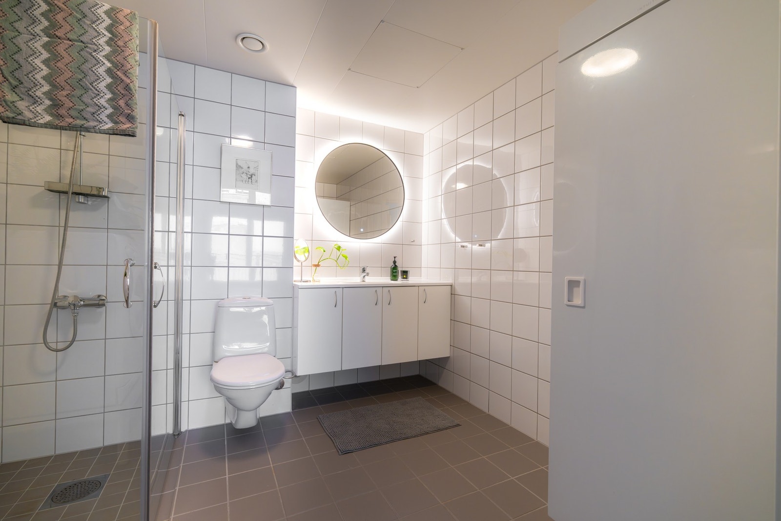 Flislagt og romslig baderom med varme i gulv. Det er opplegg for vaskemaskin. Vaskemaskinen medfølger. Galleribilde