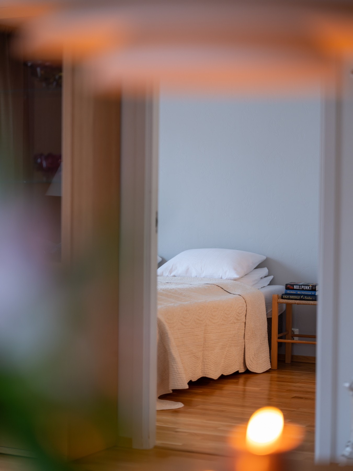 Boligen har tre soverom der det største er plassert innenfor stuen. Galleribilde