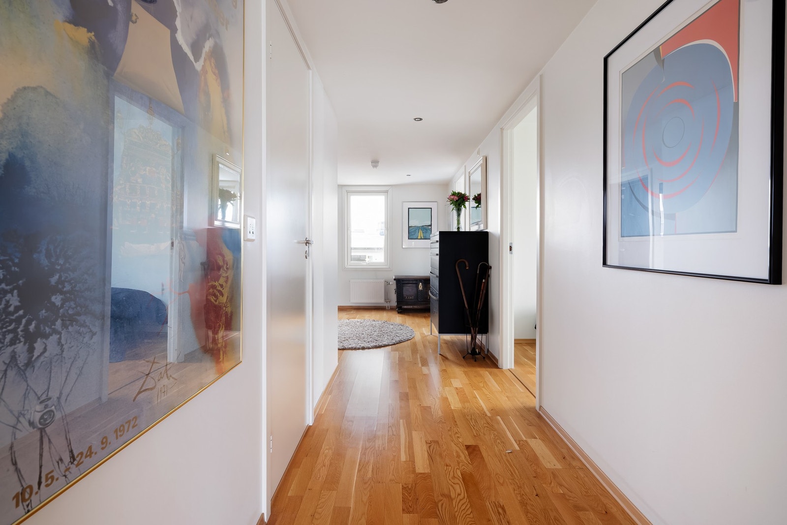 Det er fin plass for knaggrekker, speil, bilder og kommoder. Galleribilde