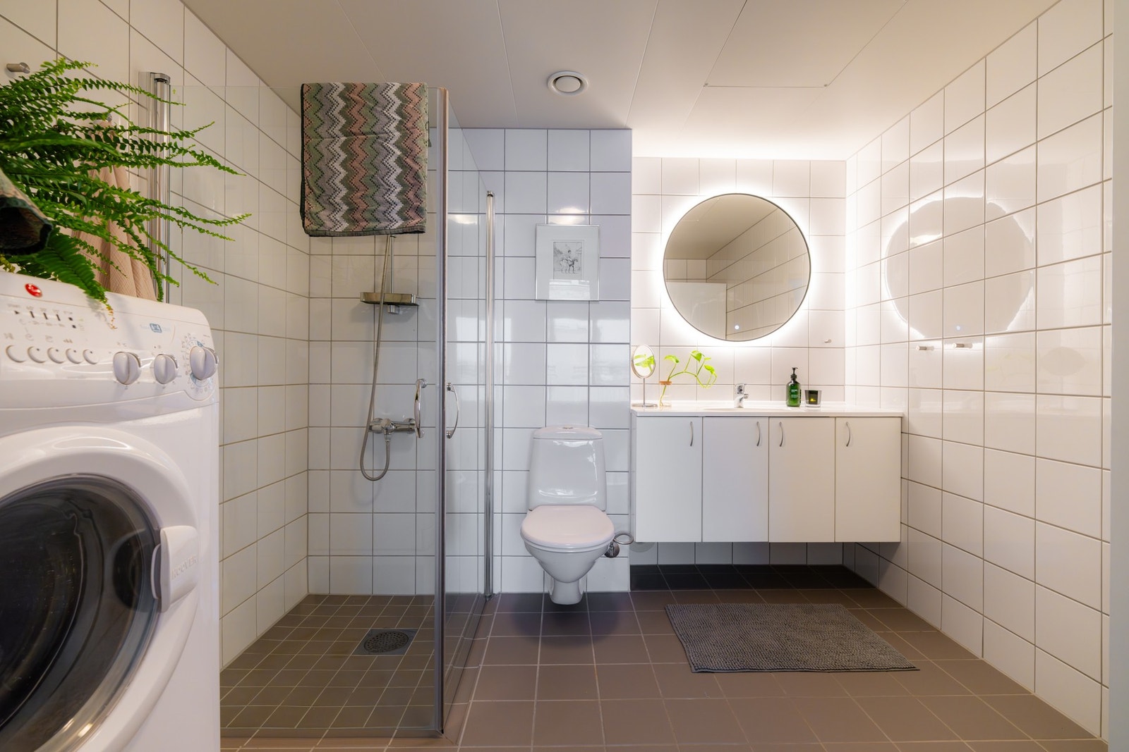 Videre dusjhjørne med svingbare glassdører som frigjør plass på gulvet. Galleribilde