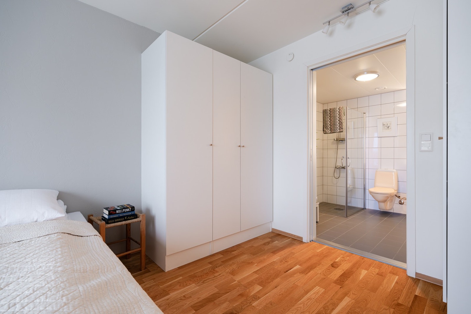 Garderobeskapet medfølger. Rommet er tilknyttet et eget fullverdig baderom og gir med det en "en suite"-løsning. Galleribilde