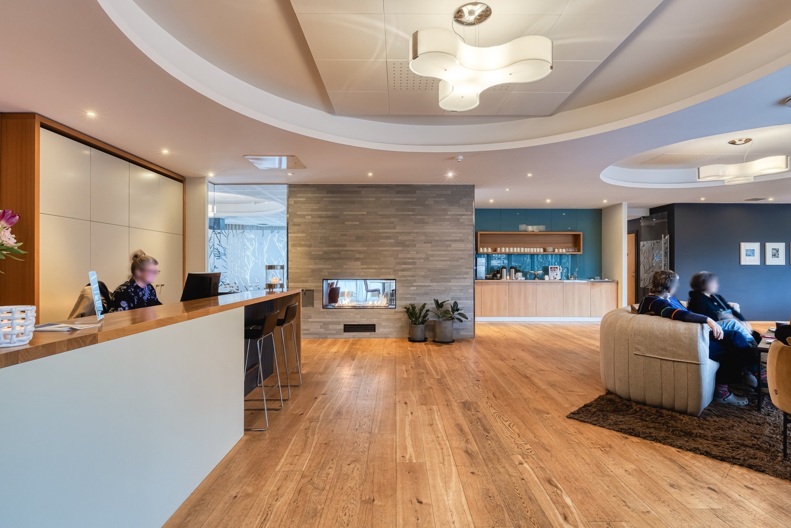 Romslig lounge med kaffe, te, aviser, tv og internett. Galleribilde