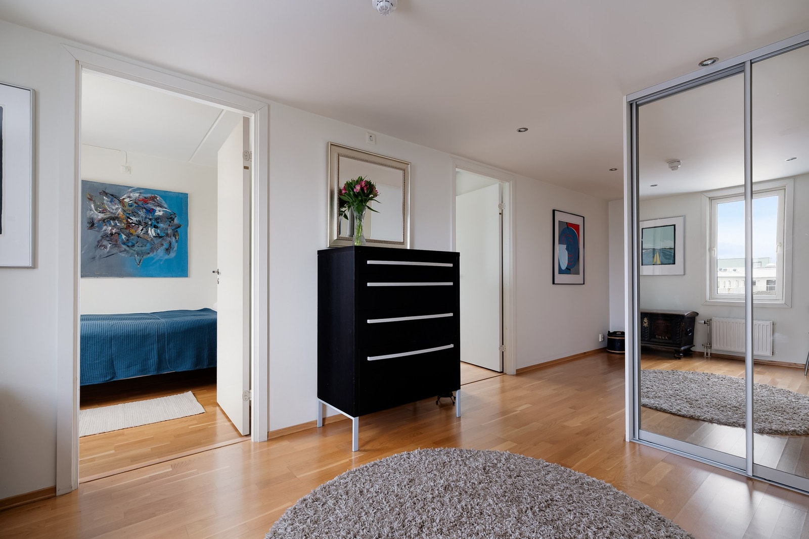 Entréen er romslig og lys Galleribilde