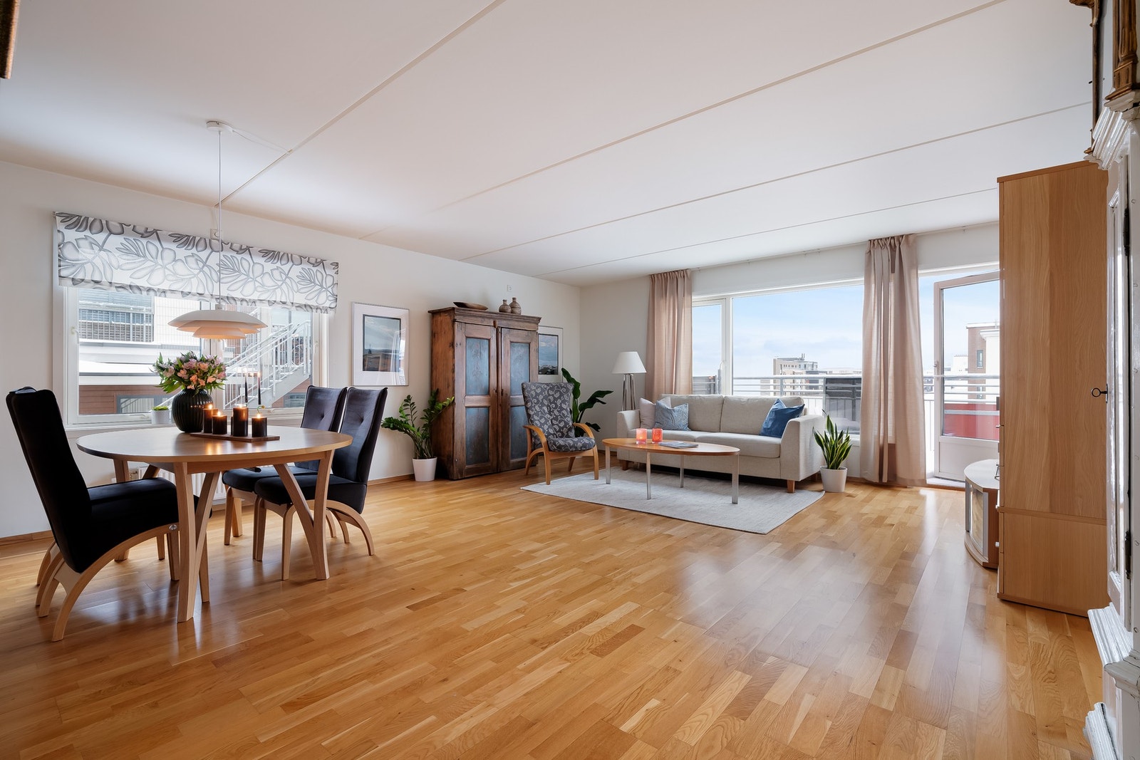 Dette er en lys & pen 4-roms topp- og endeleilighet midt på Løren Torg. Galleribilde