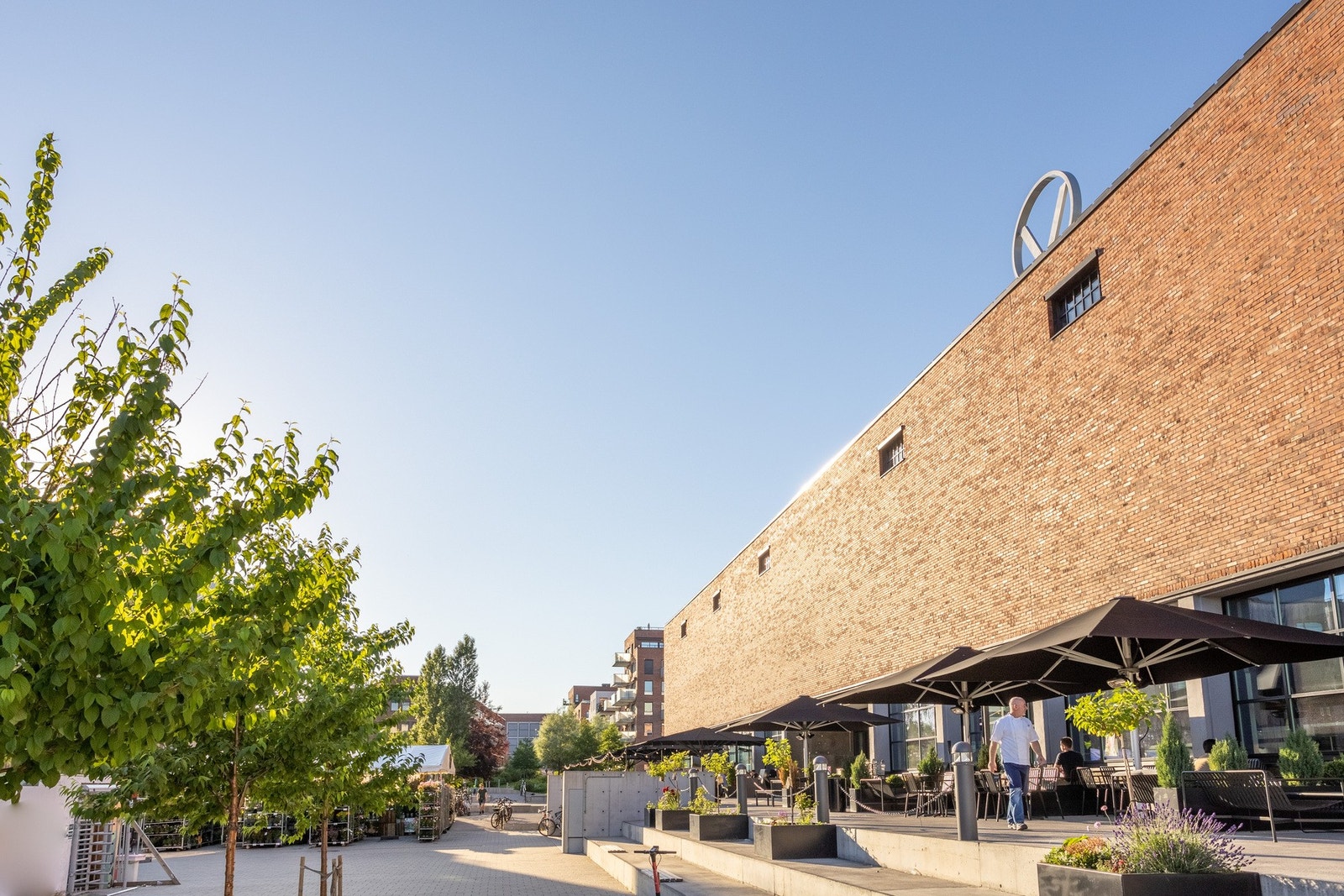 Vinslottet ligger i tilknytning Krydderhagen som har blitt en fantastisk grønn og moderne hageby, med hyggelige tun og store grønne fellesarealer. Bygget er pusset opp og blitt et populært samlingspunkt og nærsenter. Galleribilde