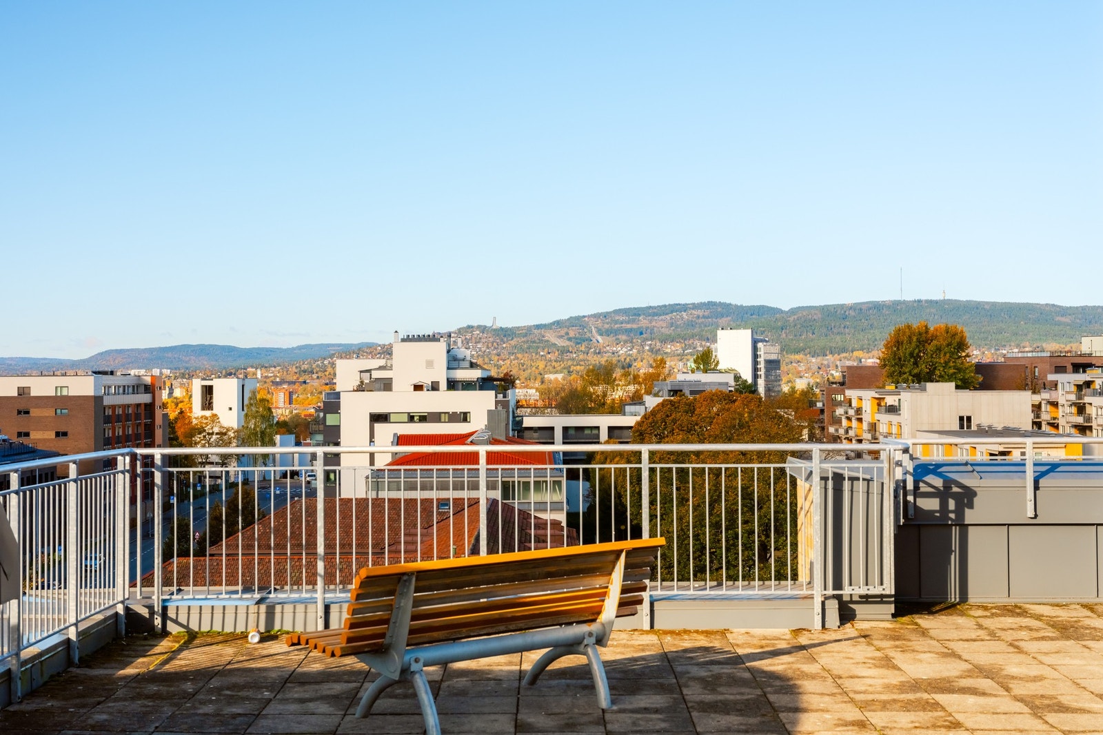 Felles takterrasse med gode solforhold og flott utsyn over Løren. Galleribilde