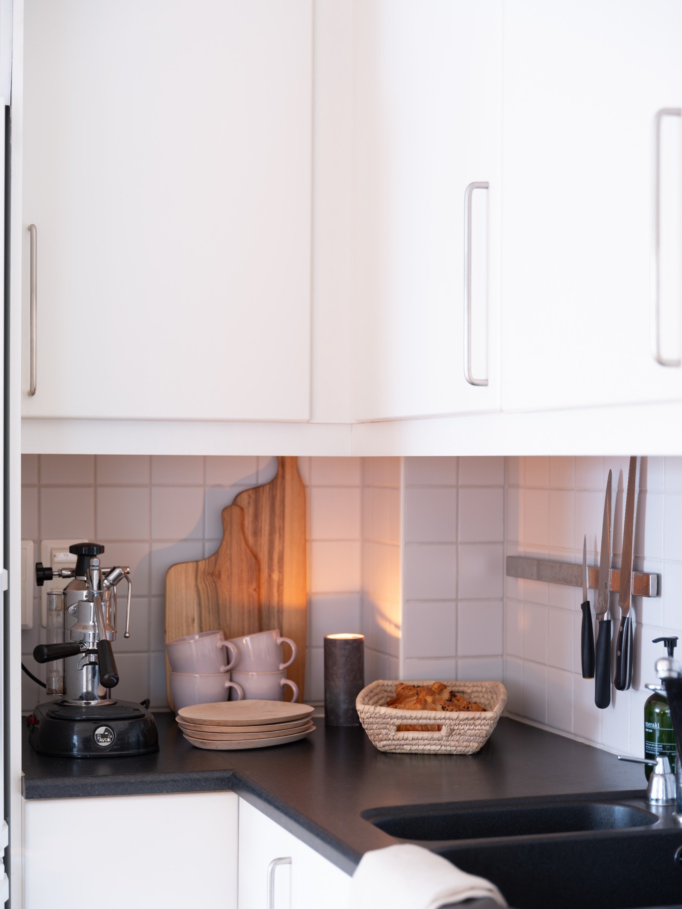 Det er montert flisfelt over benk, samt belysning og stikkontakter under overskapene. Galleribilde