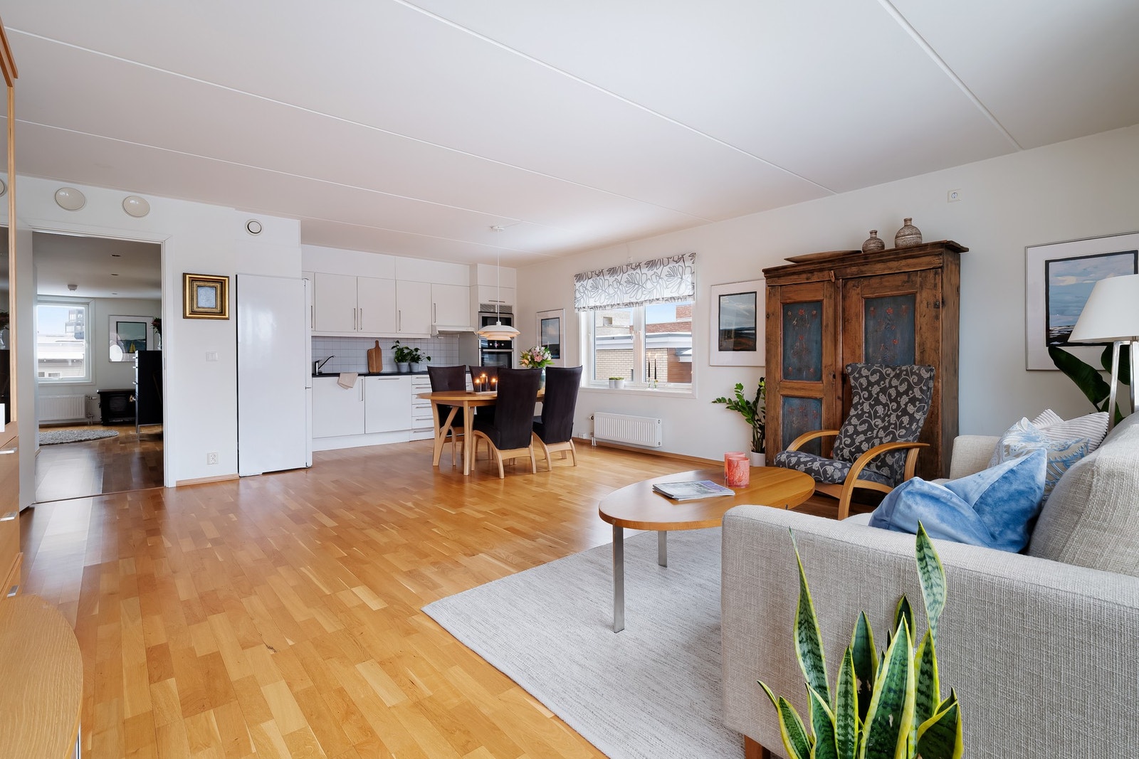 Her får du gleden av generøse vindusflater fra to sider som gir rikelig med naturlig lysinnslipp. Galleribilde