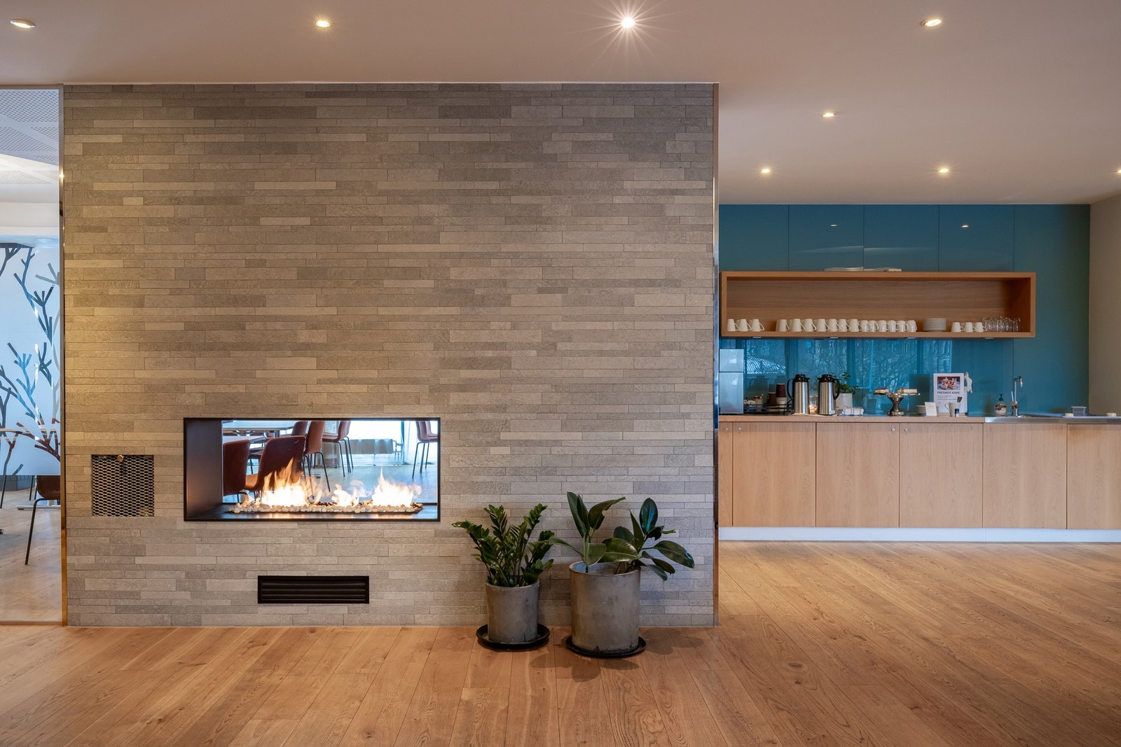 Flott utleielokale til 40 personer m/ storkjøkken. Få renset og strøket skjortene til en rimelig sum. Bestill turer, renhold, butler og hjulskift i garasjen. Galleribilde