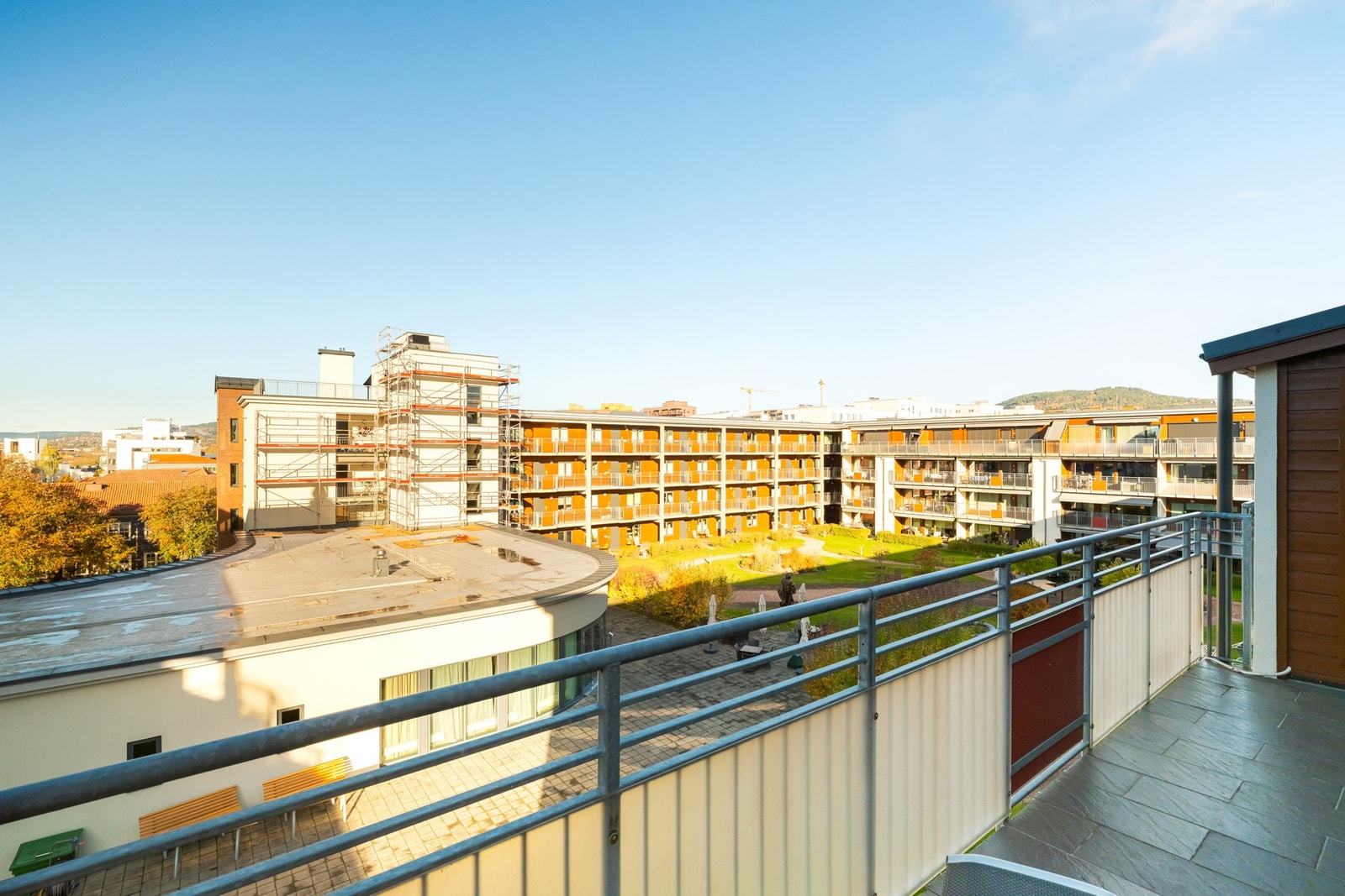 Balkongen er på 11 kvm og gir med det god plass til både loungemøblement, spisebord, grill og beplantning. Det er montert belysning, stikkontakter og markise som kan benyttes ved behov. Galleribilde