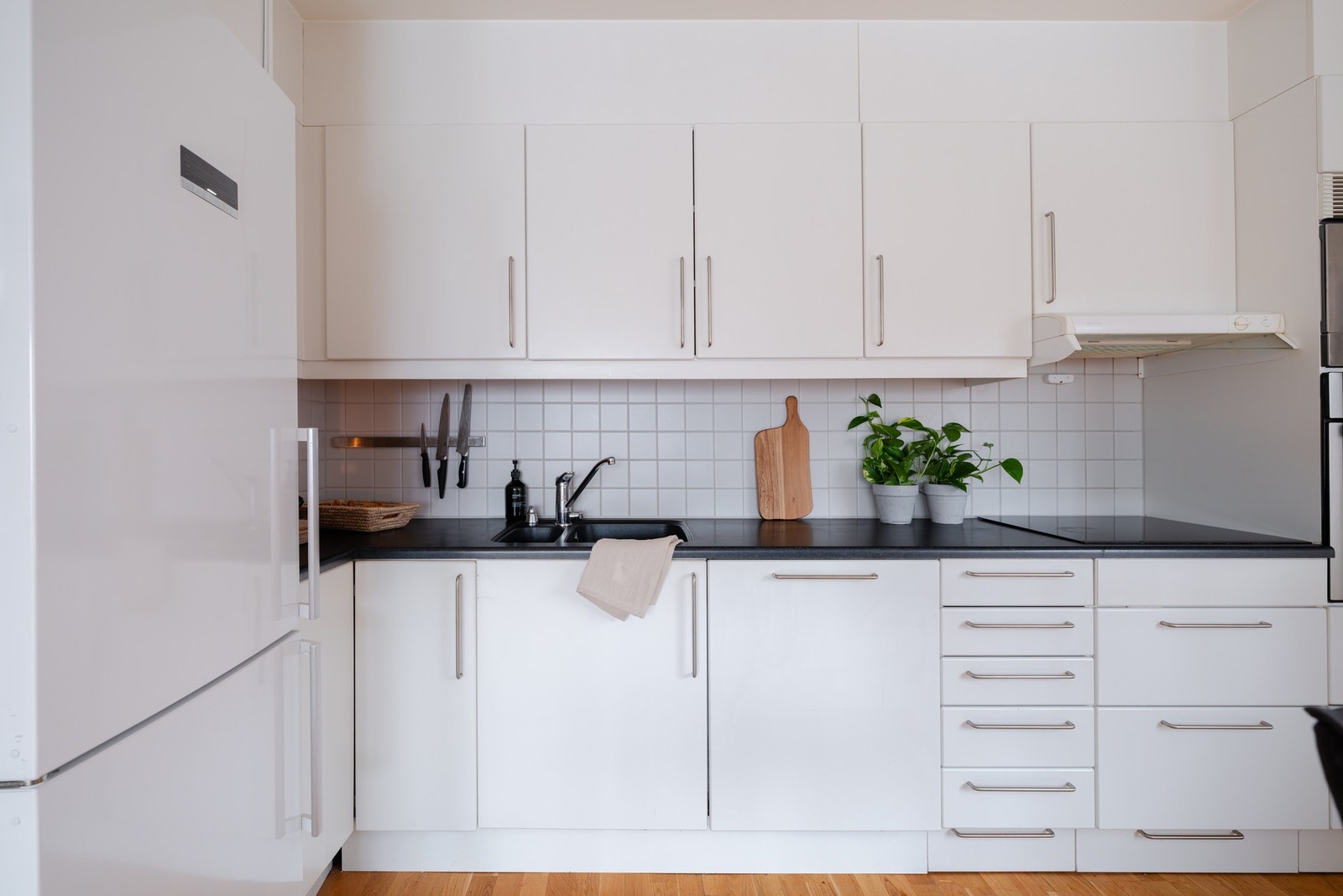 Lys Sigdal-kjøkken med glatte fronter, laminat benkeplate og oppvaskkum av stål. Galleribilde