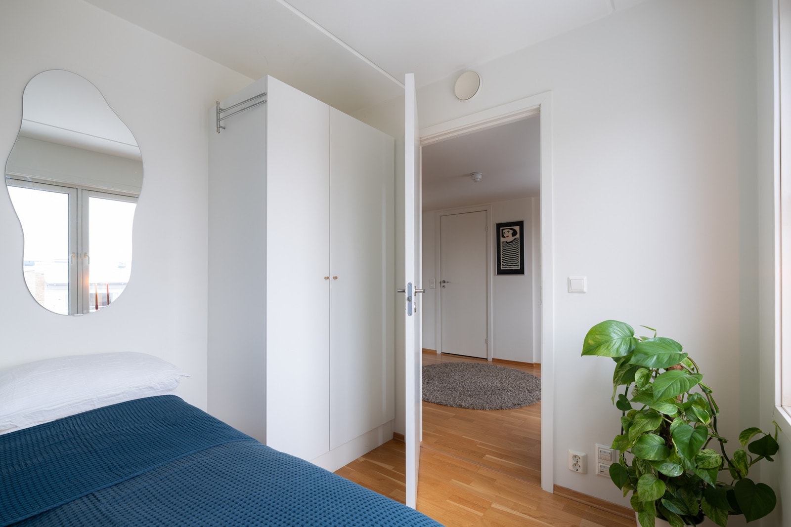 Garderobeskapet medfølger. Galleribilde