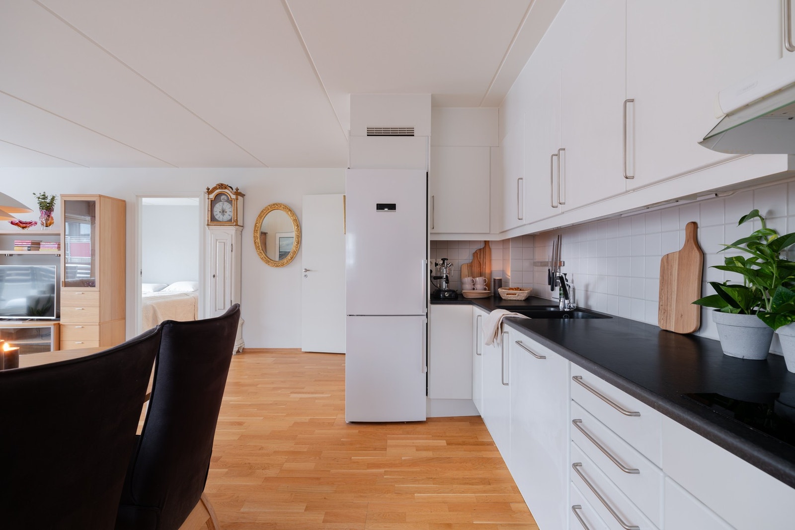 Kjøkkenet er godt utnyttet med mye skap, skuffer og benkeplass. Galleribilde