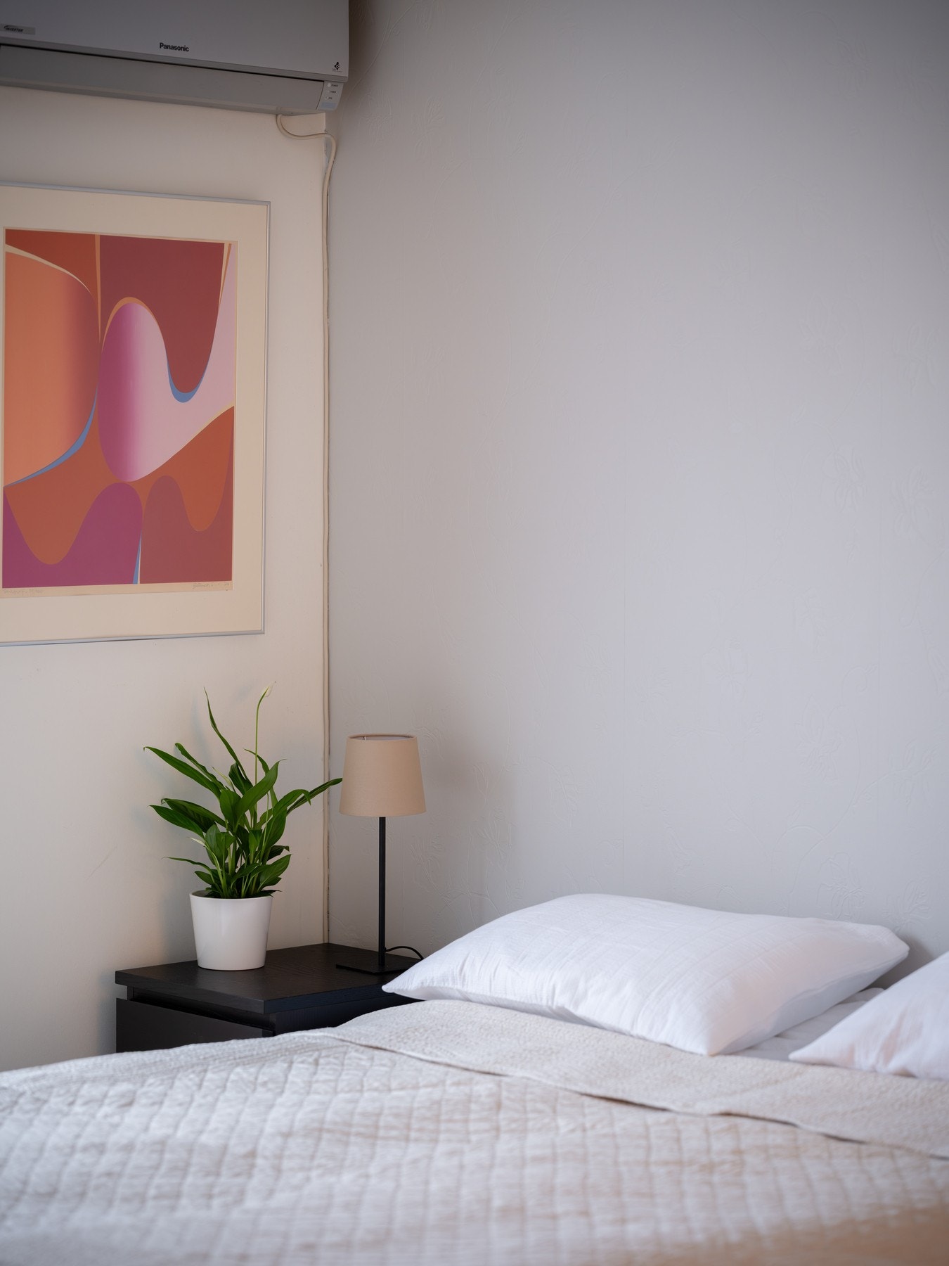 God plass til stor dobbeltseng, nattbord og oppbevaringsmøblement. Galleribilde