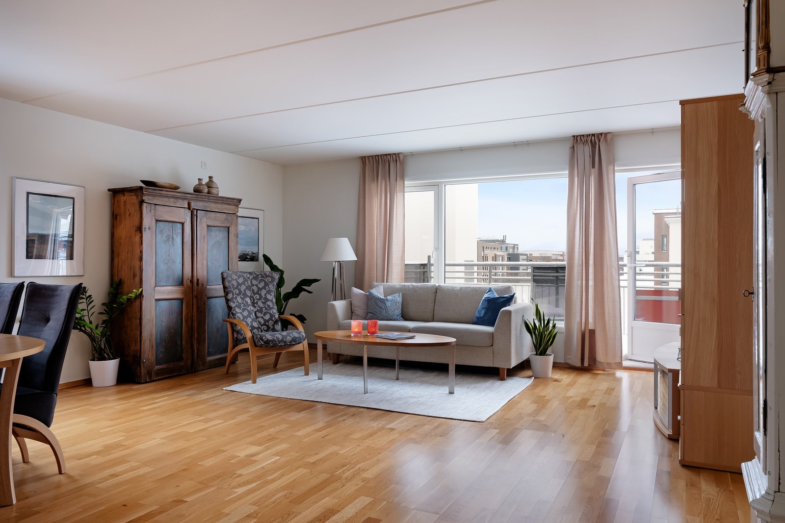 Boligens oppholdsrom er av god størrelse. Galleribilde