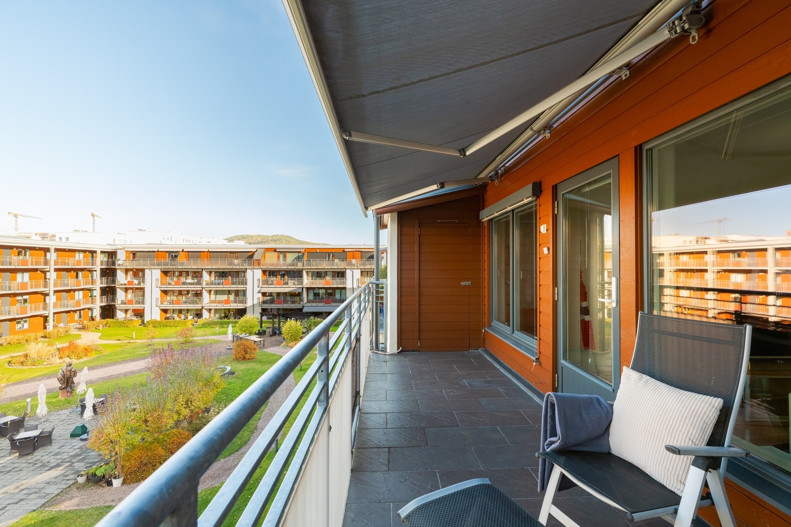 Fra stuen er det utgang til boligens herlige balkong. I tilknytning til uteplassen er det en ekstern bod hvor du enkelt kan lagre uteputene og annet utstyr. Galleribilde