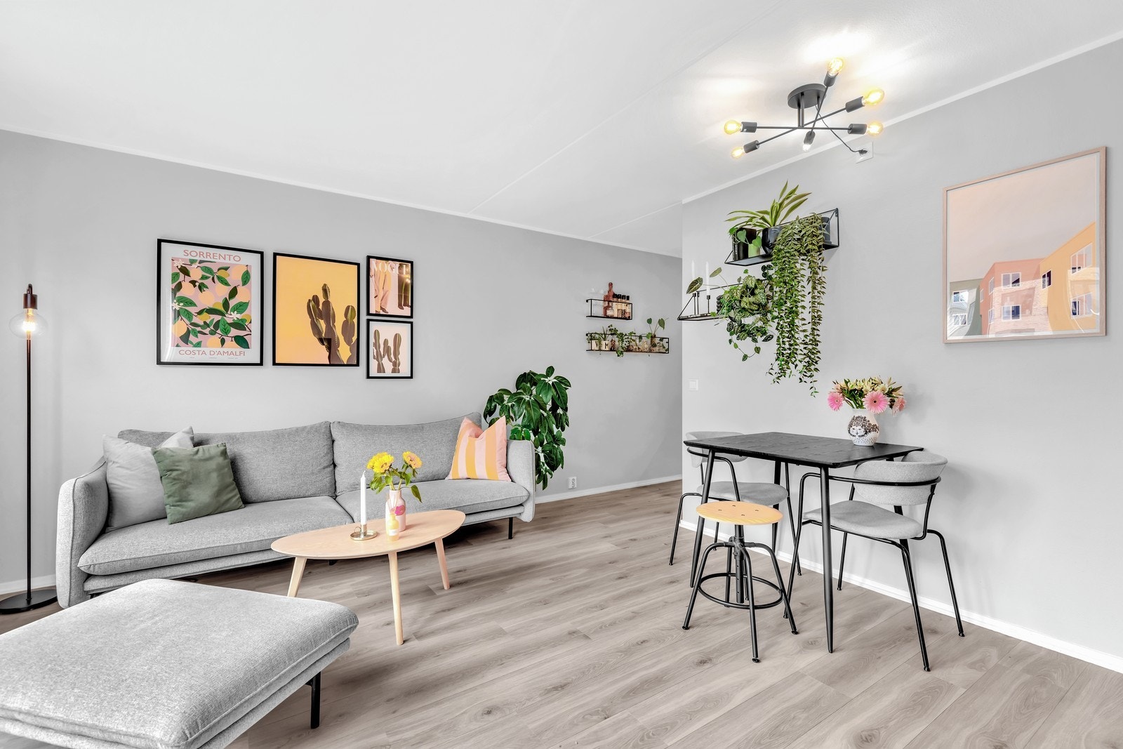 Stuen har god plass til sofa og øvrig møblement. Galleribilde