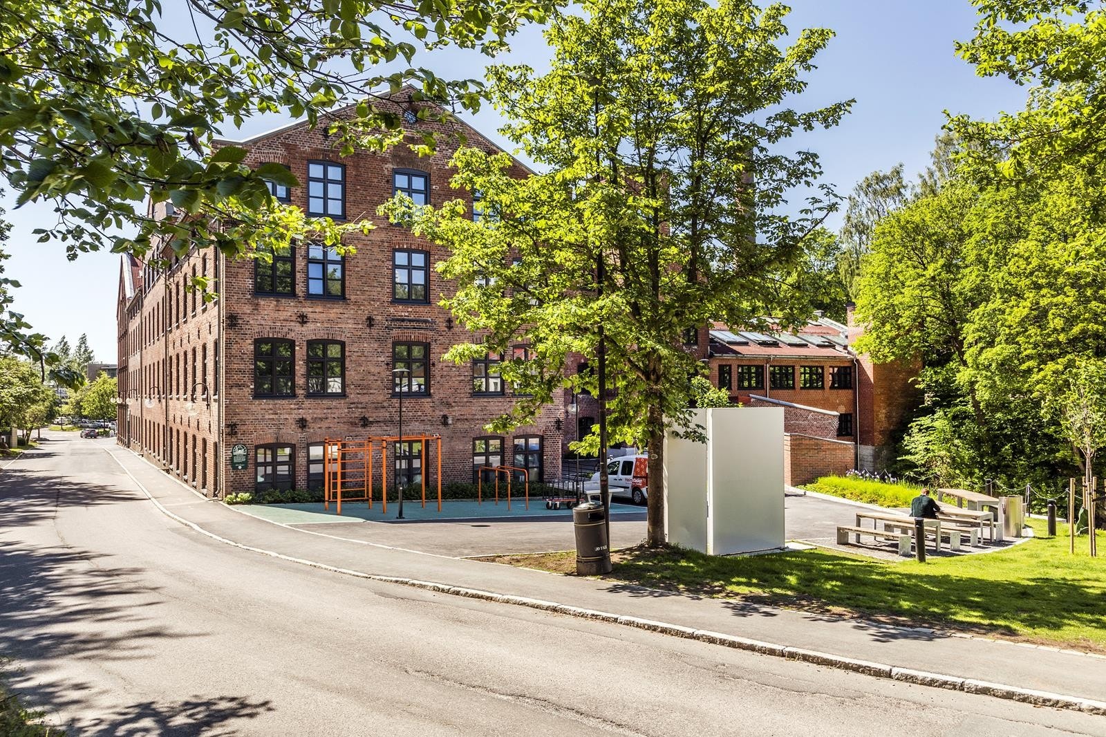 Campus G12 har en bakgård med treningspark, bordtennis, grill og spisebord Galleribilde