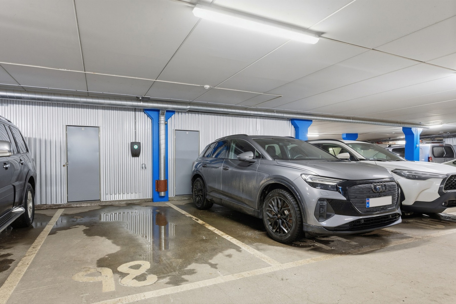 Parkeringsplass nr 99 og tilhørende bod i garasjekjeller medfølger. Galleribilde