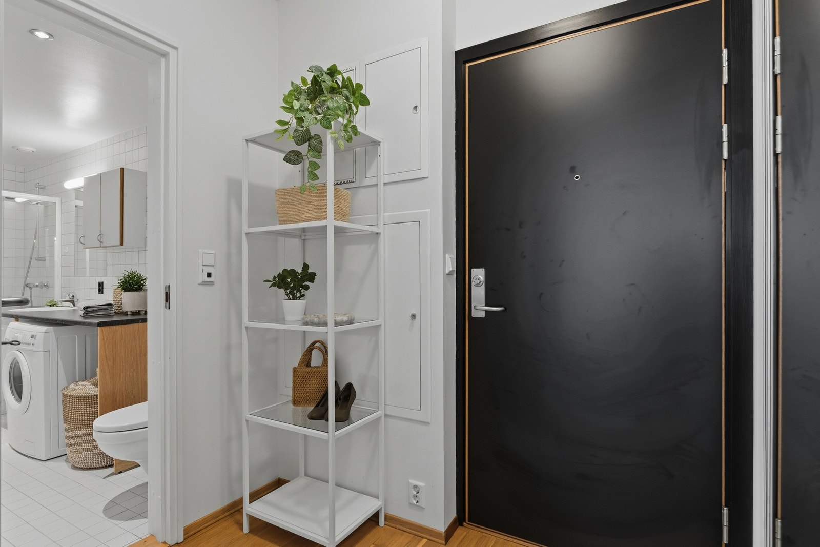 Badet har også direkte adkomst fra gangen slik at man ikke må lede alle gjester gjennom soverommet. Galleribilde